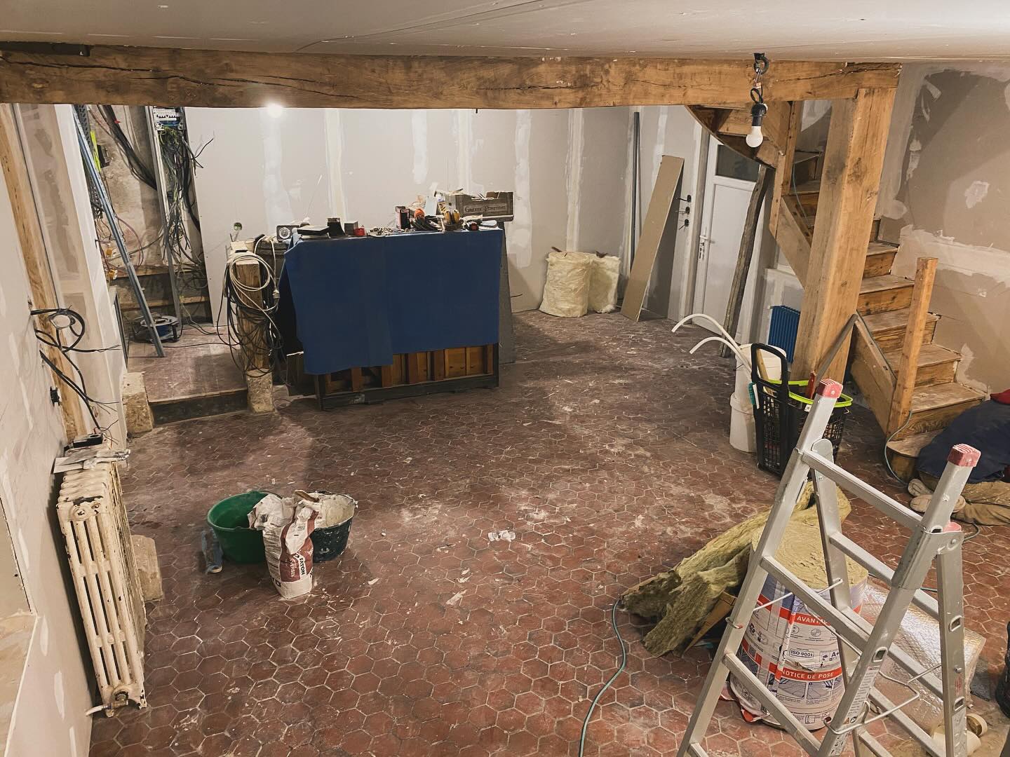 Avant-Après.
Il y a deux ans nous étions à peine au démarrage du projet, il s’est passé tellement de choses depuis, tellement de week-end travaux entourés de la famille et des amis, de mauvaises surprises, de bonnes surprises, des rencontres magiques, de moments inoubliables, de périodes de doutes mais surtout un optimise absolu pour mener à bien cette nouvelle vie ensemble.
#avantaprestravaux #saintpierredemanneville #changementdevie #bedandbreakfast #maisondhotes #normandie #nouvellevie #renvoationproject #maisonrenovation #interiordesign #detailsdeco