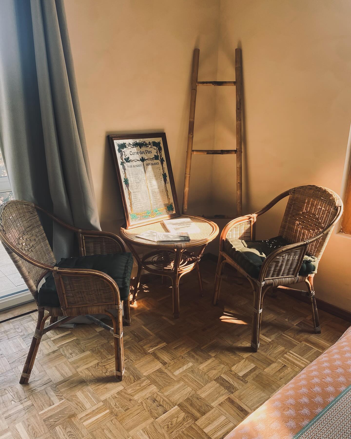 Simplement prendre le temps d’être ensemble, loin du tumulte du quotidien.
#teteatete #vintage #osiervintage #interiordesign #maisonrenovation #maisonrenovee #bedandbreakfast #chambredhotes #normandie #naturelovers