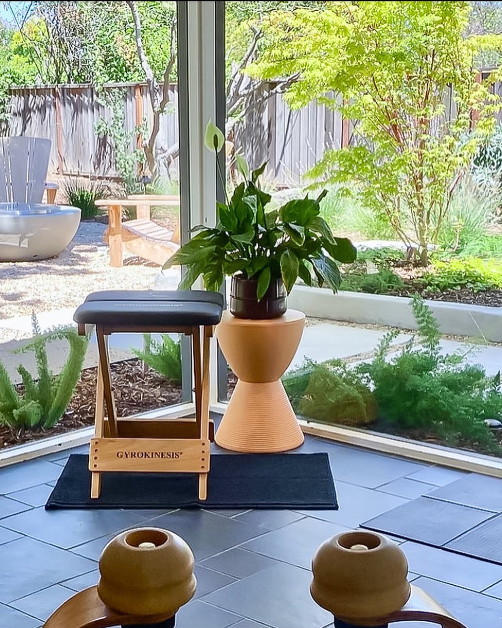 Bringing the outside in! 🌱 What better inspiration than nature to move you. 🍃 Schedule today to enjoy the view and get moving with a fresh perspective.