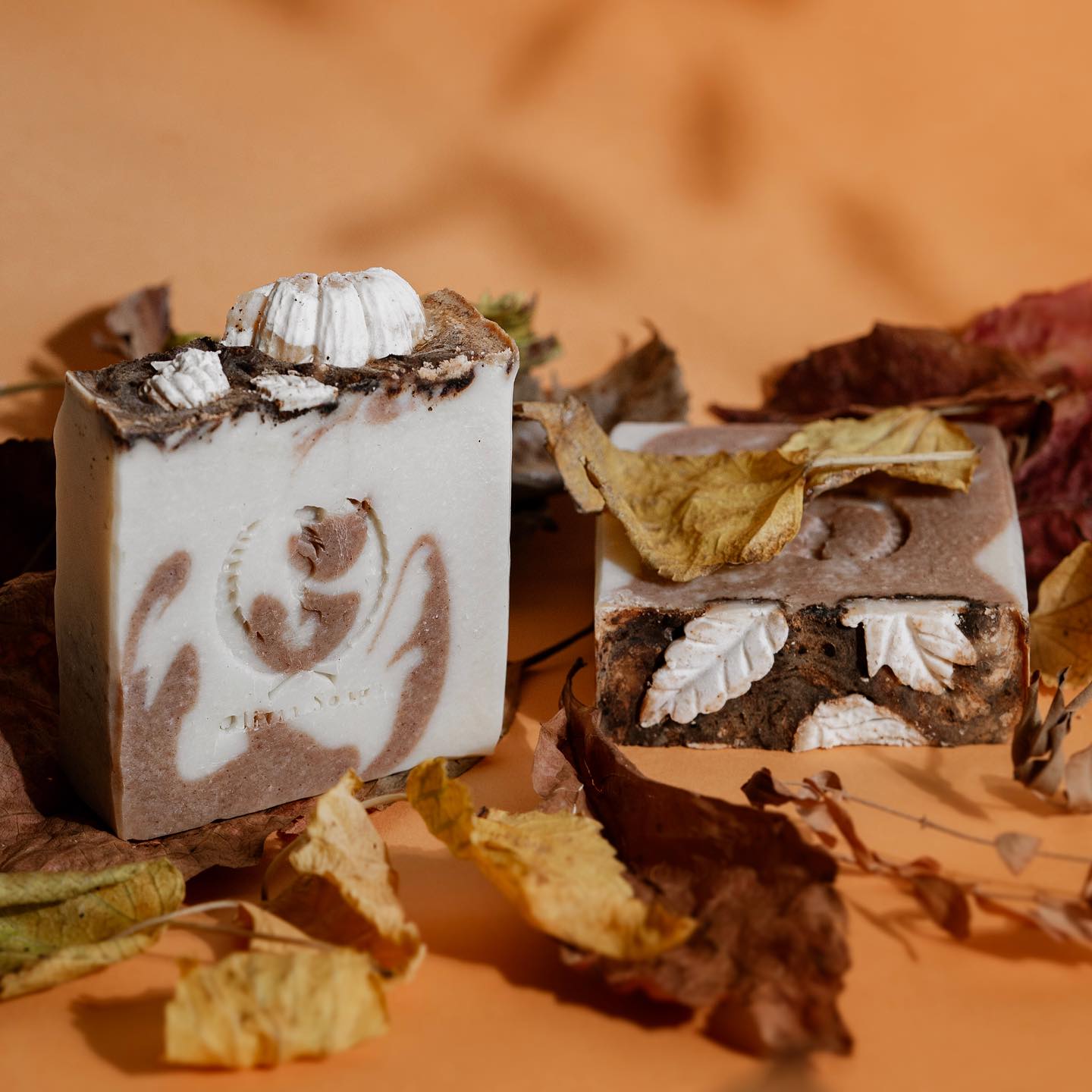 Ottobre, sarai bello e buono vero?
Di solito sì 🤎🧡💛
Le box sono state fatte in collaborazione con @thescentedgardendesign e @thehiddenwhiterabbit 🤎🧡💛
Happy pumpkin season folks!
.
.
.
#october #fallsoaps #fallcollection #halloweensoap #autumnsoap #cream&spice #cinnamonsoap #charcoalsoap #saponeautunnale #saponesolido #soaplovers #autunnofattoamano #handmade #saponeartigianale #oliviasoaps #saponeinregola #fvg