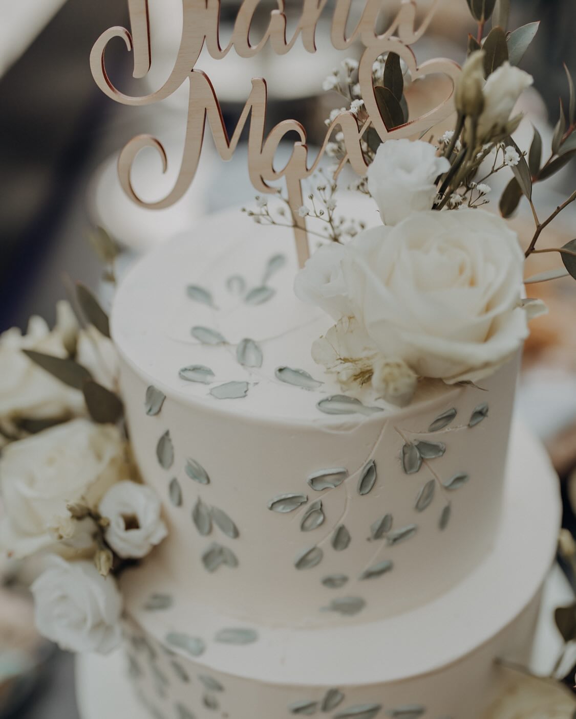 Die Hochzeitssaison hat mich voll im Griff, deshalb ist es auch so ruhig hier!
Ich möchte euch aber natürlich nicht die wunderschönen Torten vorenthalten, die hier jede Woche meine Backstube verlassen.
Diese Torte durfte ich bereits im Mai backen.
Habt alle noch ein schönes Wochenende ☀️🥳😊
📸 @lisawolkephotography
@landgasthofscheubel
@diaa_na_