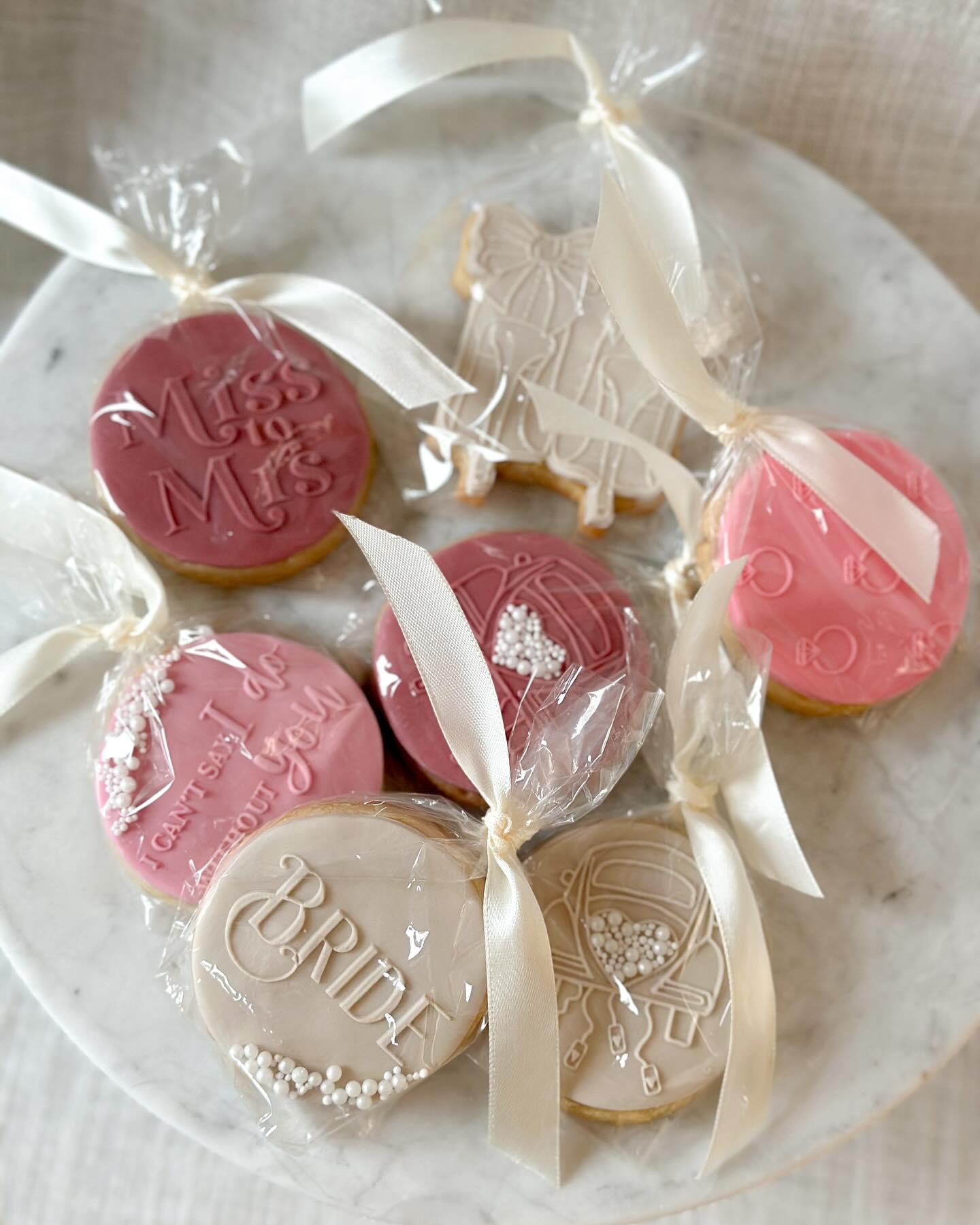 BRIDE TO BE
Diese hübschen Kekse durfte ich für einen Junggesellinnenabschied gestalten.
Farblich können die Kekse natürlich auf das Konzept bzw. die Lieblingsfarbe abgestimmt werden. 🩷🤍✨
Ich wünsche euch ein wunderschönes, erholsames Wochenende. 🌸☀️