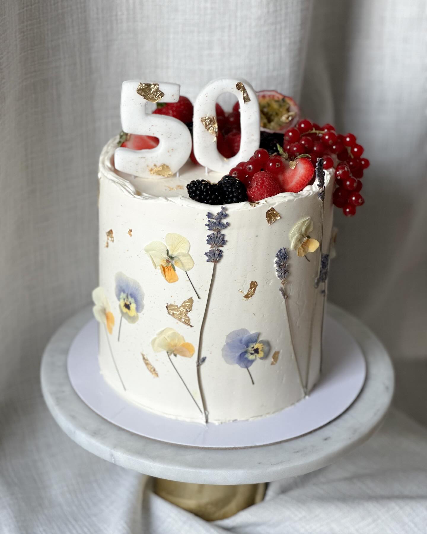 Happy Monday ☀️
Startet alle gut in die Woche!
Diesen pressed flower cake durfte ich für eine goldene Hochzeit nach Kundenwunsch gestalten. 🤍✨🥂
Wow, was für ein schöner Anlass! 😍🫶🤩
