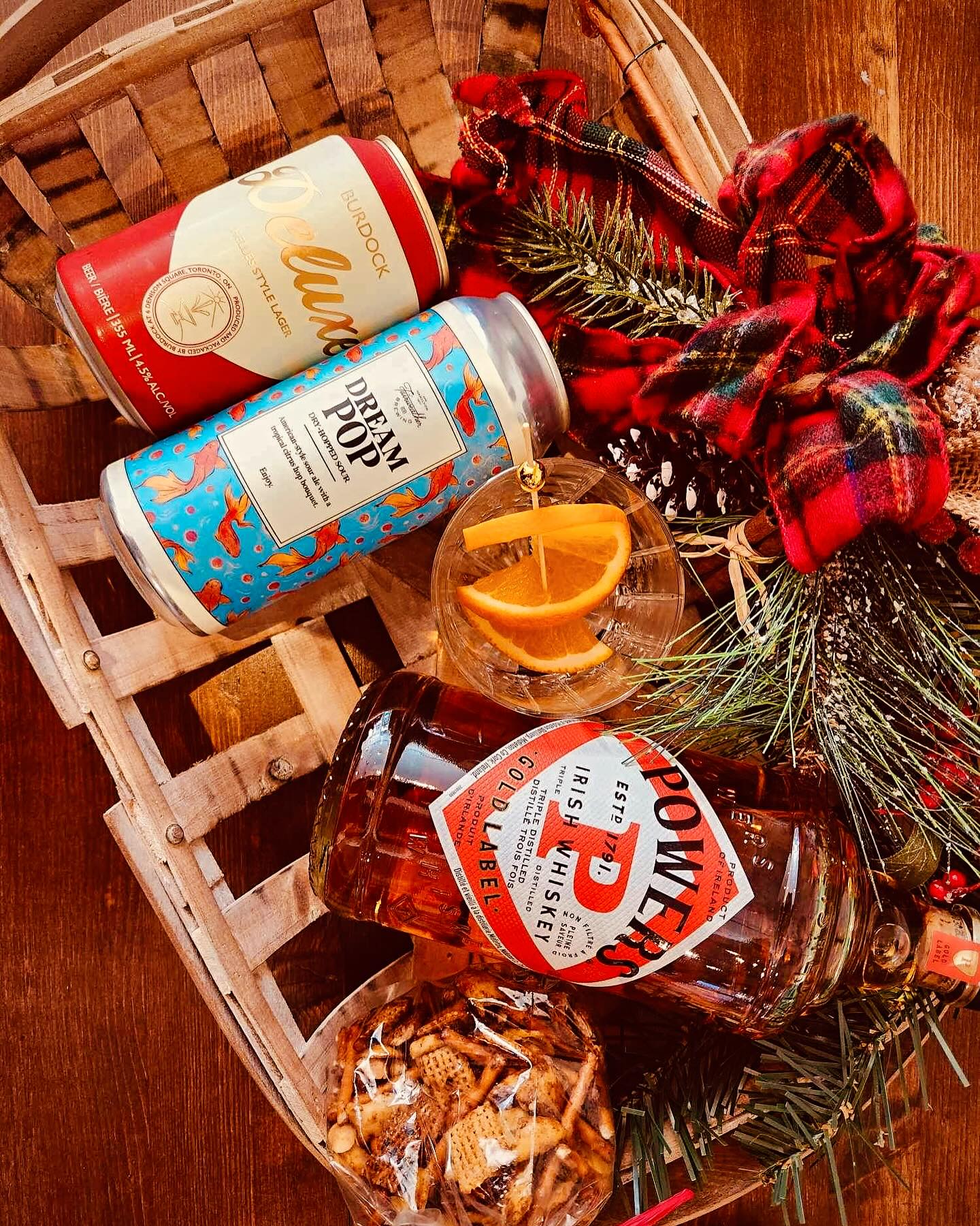 Well the temperatures are dropping but it’s just getting cozier in here! C’mon by for some warming cocktails & delicious local brews. Open until 2am seven days a week all season!🧣🌲🌙
.
.
#toronto #torontococktail #corktownto #distilleryto #corktowncommon #eastendto #burdockbrewery #fairweatherbrewing #kingsteast #wintervibes #torontoweekend #powerswhiskey #henriettalane