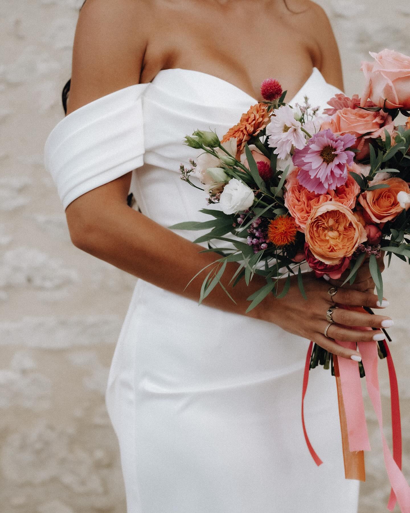 Que dire du mariage de Camille et Simon..
Pleins de bonne humeur, de rires et d'une beauté incroyable 🤍
Planner : @lesmariagesdemademoisellel
Lieu : @domainemahourat
Fleuriste : @a_limproviste_
MUAH : @dunn_makeupartist
Robe : @les_filles_fideles