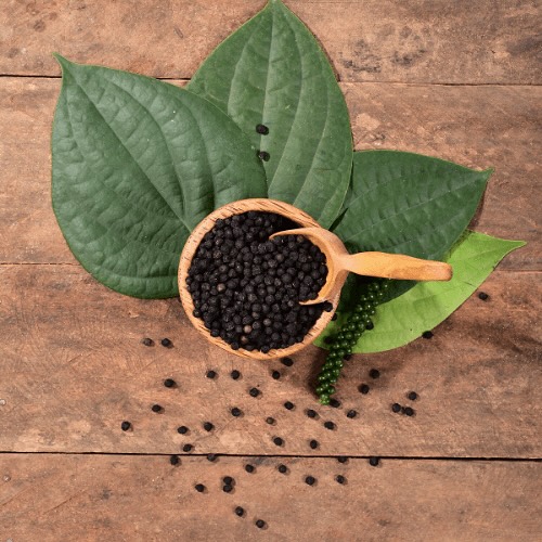 BLACK PEPPER. Grown organically, our pepper comes from local farmers who are located within a 5km radius of our land. We source only the best quality pepper for a pungent, spicy, and smokey flavour. From growing to processing to selling, every stage of our work is about supporting local people to thrive with improved skill sets, job opportunities and fair pay!
#fair #ethical #pepper #flavour #srilanka #organic