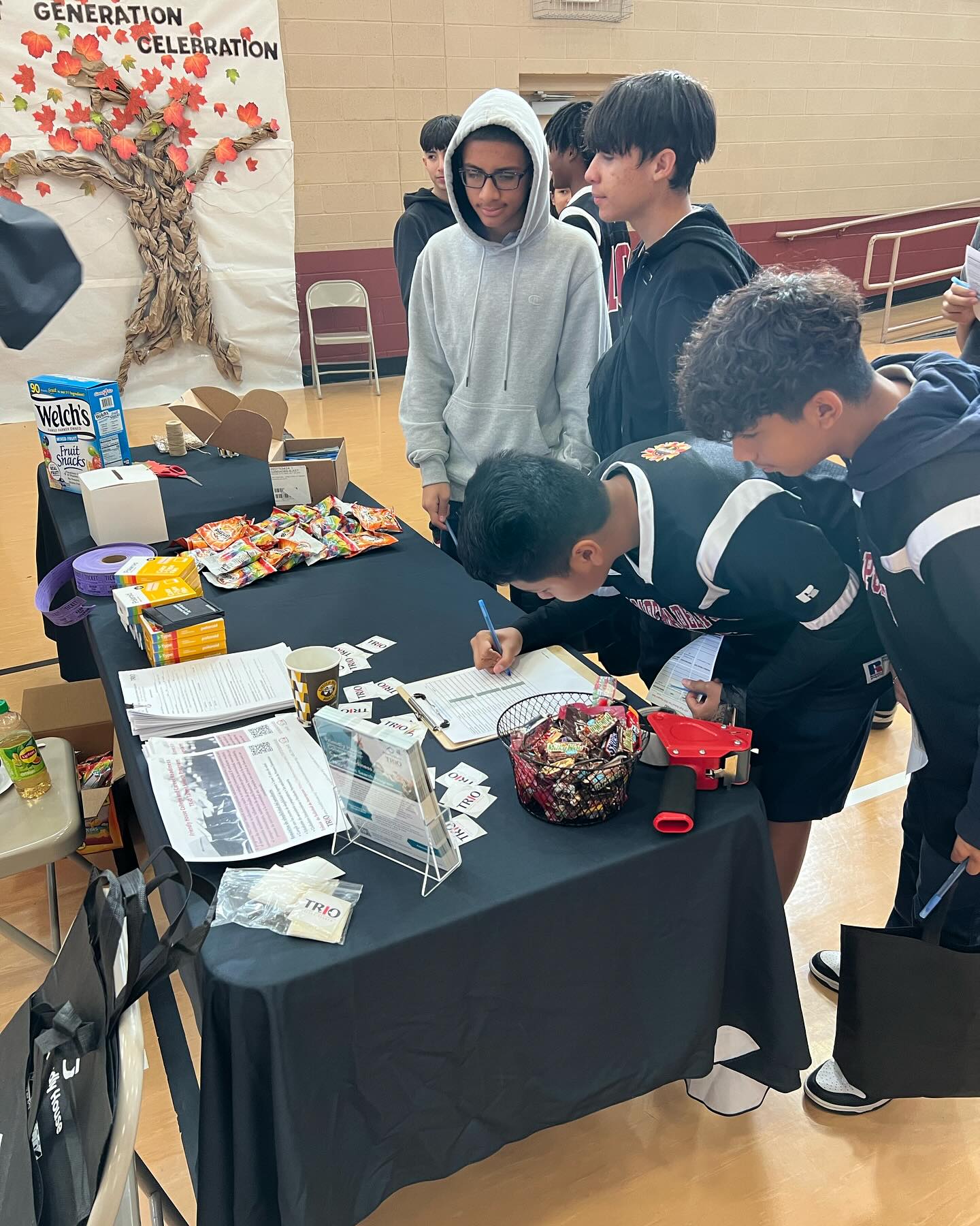 Had a very successful High School fair for our 7th and 8th graders today! Thank you to the amazing TRIO team from @friendlyhouseaz for setting this up 🤩AND thank you to all the local high schools for talking to our kids about their high school options!
#charterschool #highschool #friendlyhouse #phoenixarizona
