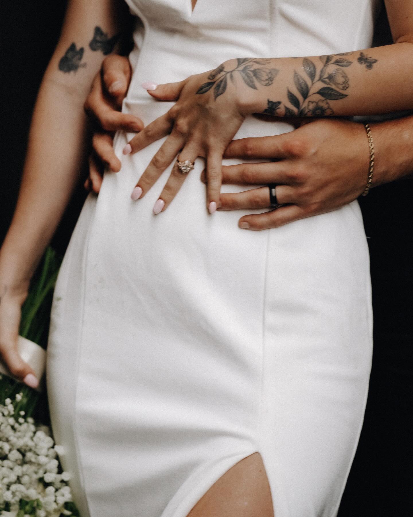 Doesn't @linseybozarth_hair look stunning? 🤍
Here is the first preview of an Elopement session in Italy last week! So happy to we got to meet this amazing couple
Muah : @sheenaraebeauty