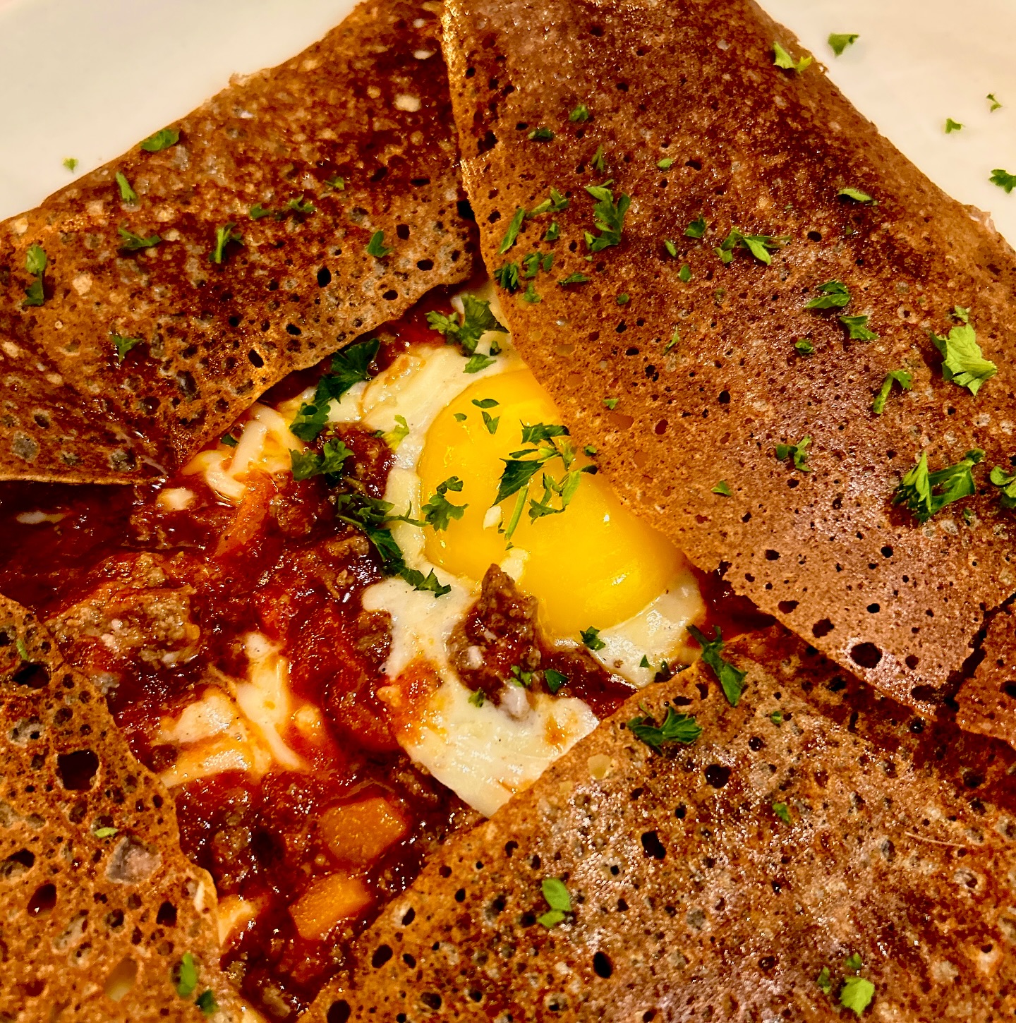 On vous présente notre nouvelle galette du moment: ‘’la Bolognaise’’ avec sa sauce bolognaise faite maison, un œuf miroir, du fromage suisse,et de la sauce béchamel! Régalez-vous! 😋