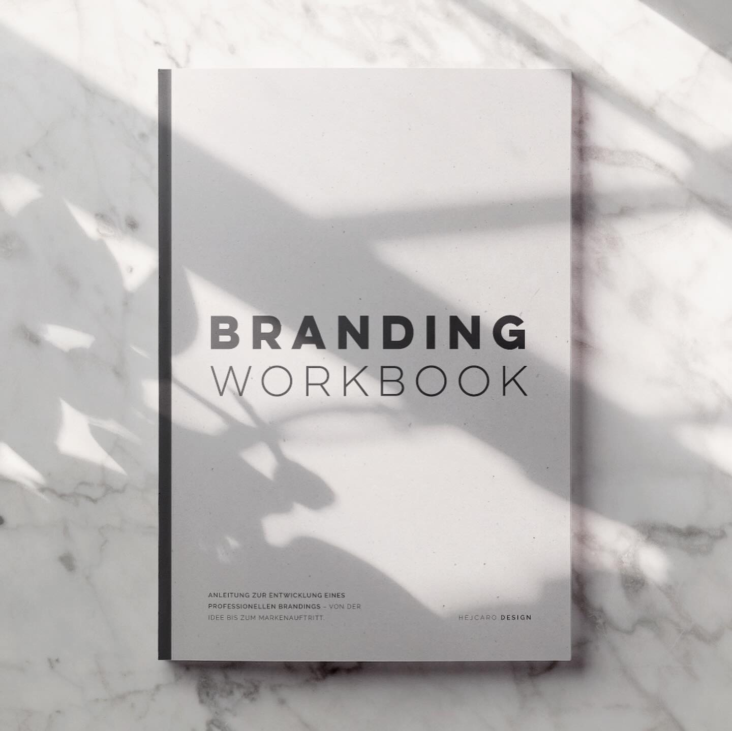 BRANDING WORKBOOK 🖤
Stolz präsentiere ich die überarbeitete Version meines Branding-Workbooks! Es ist mehr als nur ein Leitfaden – es ist dein kreativer Begleiter auf dem Weg, deine Marke von Grund auf zu erschaffen und zum Leben zu erwecken. Mit jeder Menge Wissen, liebevoll gestalteten Beispielen und praktischen Aufgaben – damit hast du die perfekte Anleitung zur Entwicklung eines professionellen Brandings – von der ersten Idee bis hin zum unvergesslichen Markenauftritt. Es gibt dir alles an die Hand, was du brauchst, um deine Vision authentisch zu verwirklichen und deine Marke in die Welt zu tragen. Egal, ob du gerade erst beginnst oder deine Marke weiterentwickeln möchtest – dieses Workbook ist dein Schlüssel zu einem authentischen Markenauftritt!
Interesse? Den Link findest du in meiner Bio 🖤
#Branding #Markenaufbau #Workbook #Markenentwicklung #brandidentity #branddesign #startup #startupgermany #markendesign #markenidentität #corporateidentity