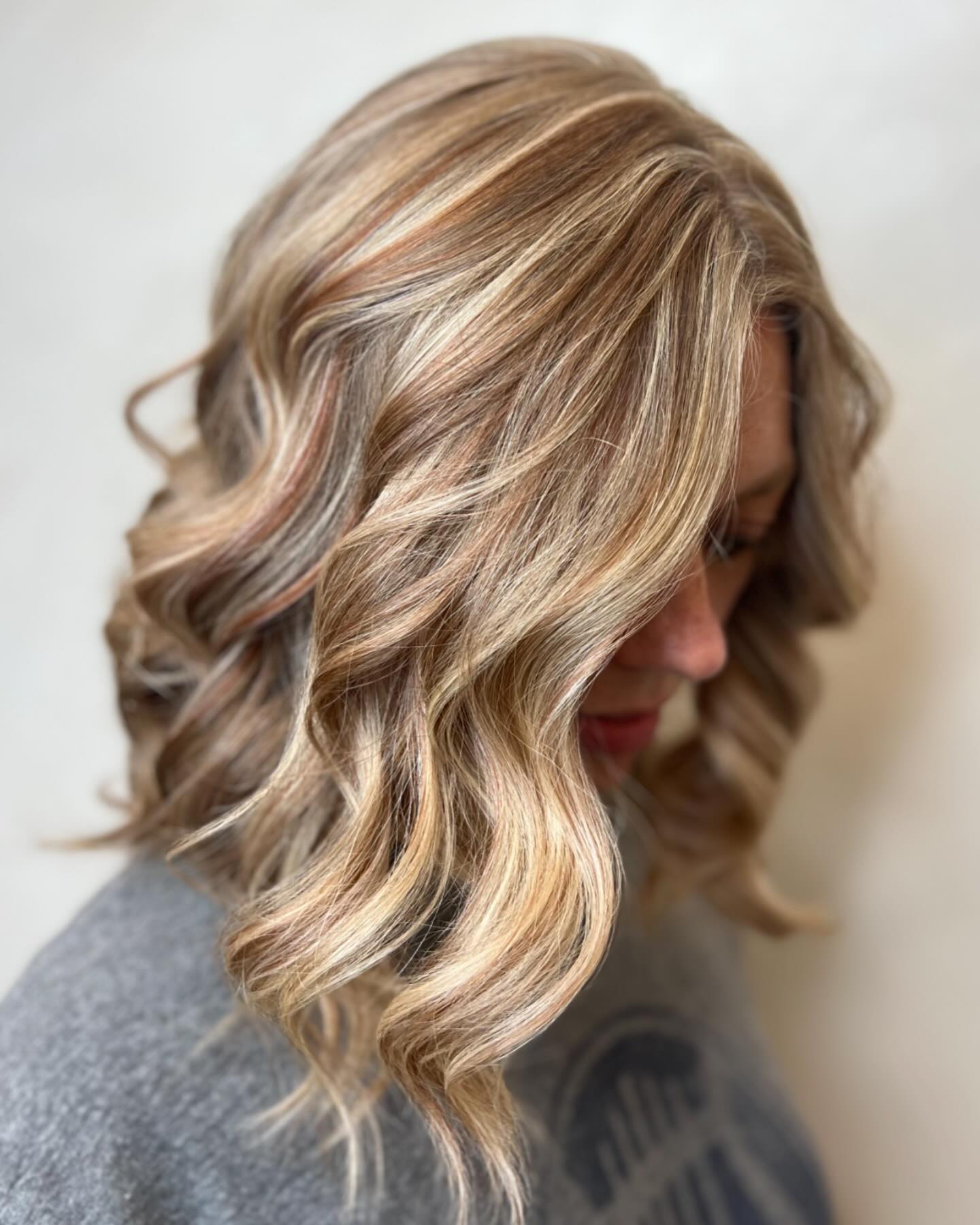 a statement with copper ribbons 🧡 @meg__beauty_ created highlights gorgeously toned to both blend with and pop in her warm blonde hair.
#hair #hairstylist #hairsalon #highlights #hairgoals #haircolor #barber #hairstyle #hairtrend #haircut Maryland Baltimore White Marsh Perry Hall hair salon
