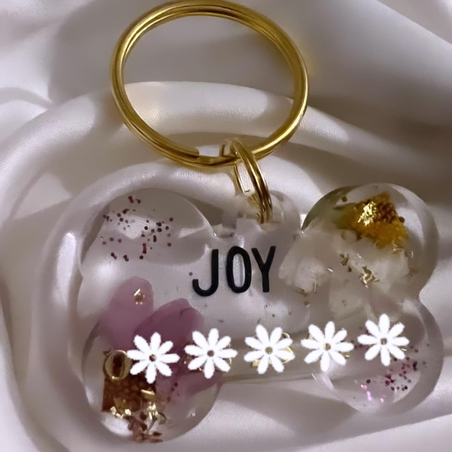 🔗🌸 Médaillon pour animaux entièrement personnalisable 🐕 , selon vos gouts et vos envies du moment 💕
Modèle petit os 🦴
Des paillettes, des fleurs séchées, des inclusions diverses et variées pour les quelles vous avez le choix 🌸
#prettyshopdog #chiens #chats #animalerieenligne #resineepoxy #resine #résine #os #chien #chat #animaux #medaille #medaillechien #medaillon #instadogs #instadog