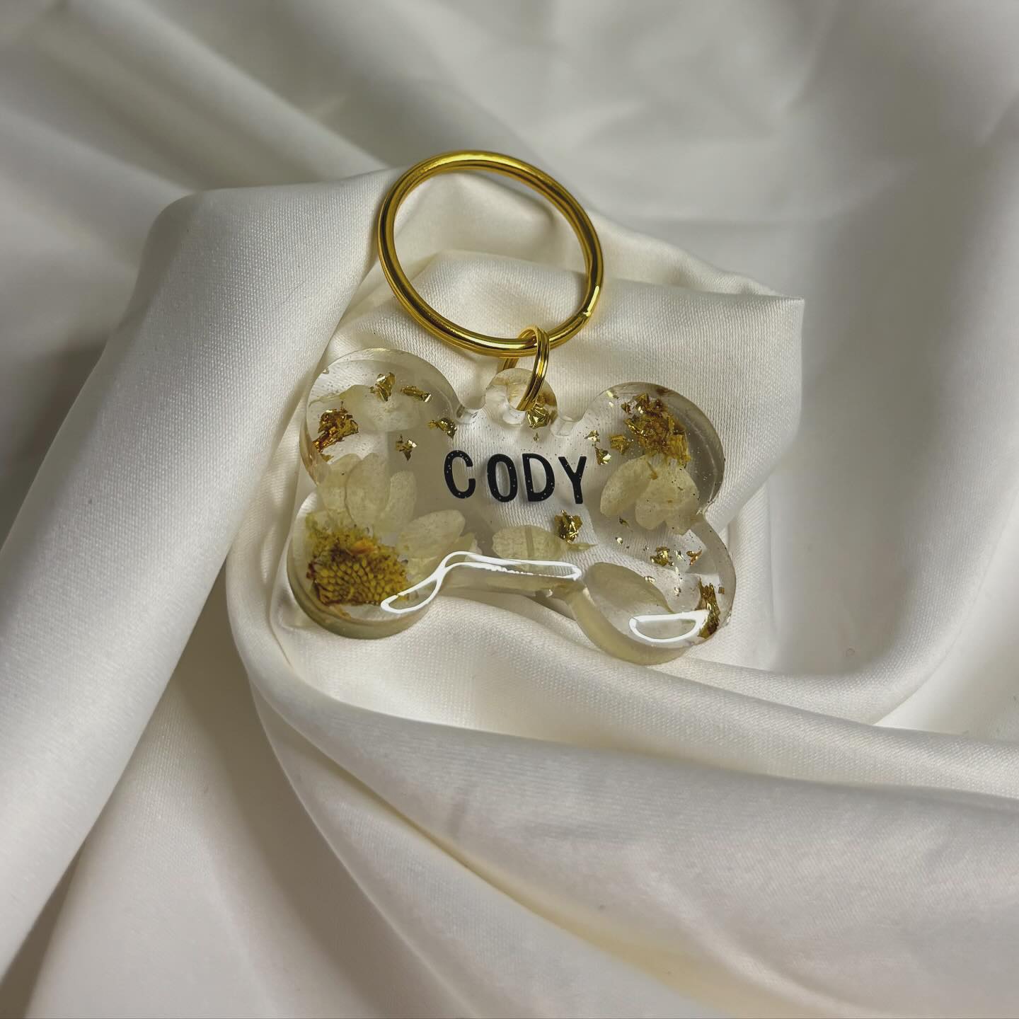 🔗🌸 Médaillon pour animaux entièrement personnalisable 🐕 , selon vos gouts et vos envies du moment 🤍
Modèle petot os🦴
Des paillettes, des fleurs séchées, des inclusions diverses et variées pour les quelles vous avez le choix 🌸
#prettyshopdog #chiens #chats #animalerieenligne #resineepoxy #resine #résine #os #chien #chat #animaux #medaille #medaillechien #medaillon #instadogs #instadog