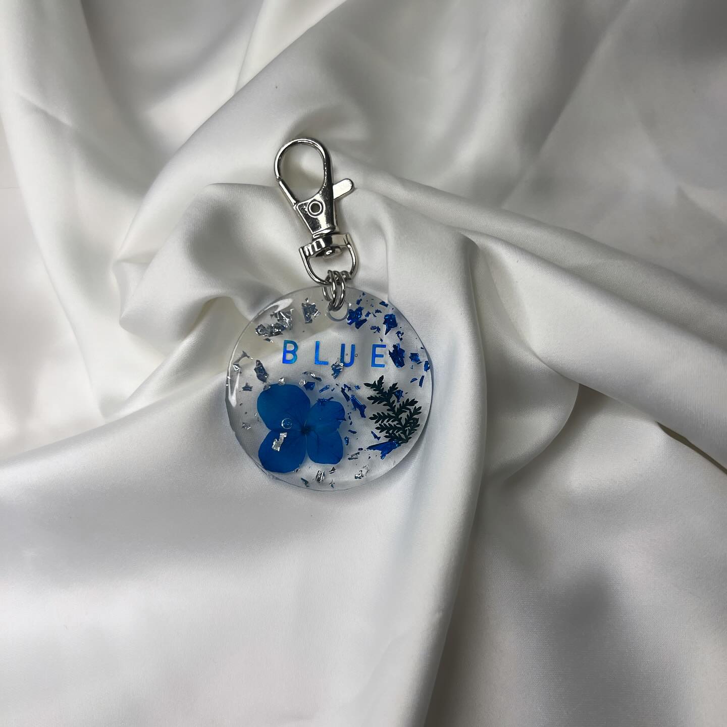 🔗🌸 Médaillon pour animaux entièrement personnalisable 🐕 , selon vos gouts et vos envies du moment 💙
Modèle gros rond🦴
Des paillettes, des fleurs séchées, des inclusions diverses et variées pour les quelles vous avez le choix 🌸
#prettyshopdog #chiens #chats #animalerieenligne #resineepoxy #resine #résine #os #chien #chat #animaux #medaille #medaillechien #medaillon #instadogs #instadog