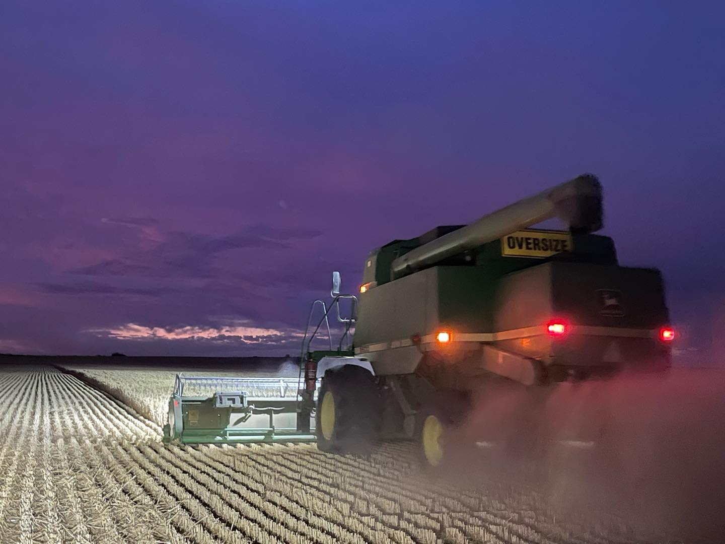 Beautiful night in the mallee
#tryingtobeattherain #malleesunsets #harvest #coopershappyplace #pinnaroo #farming