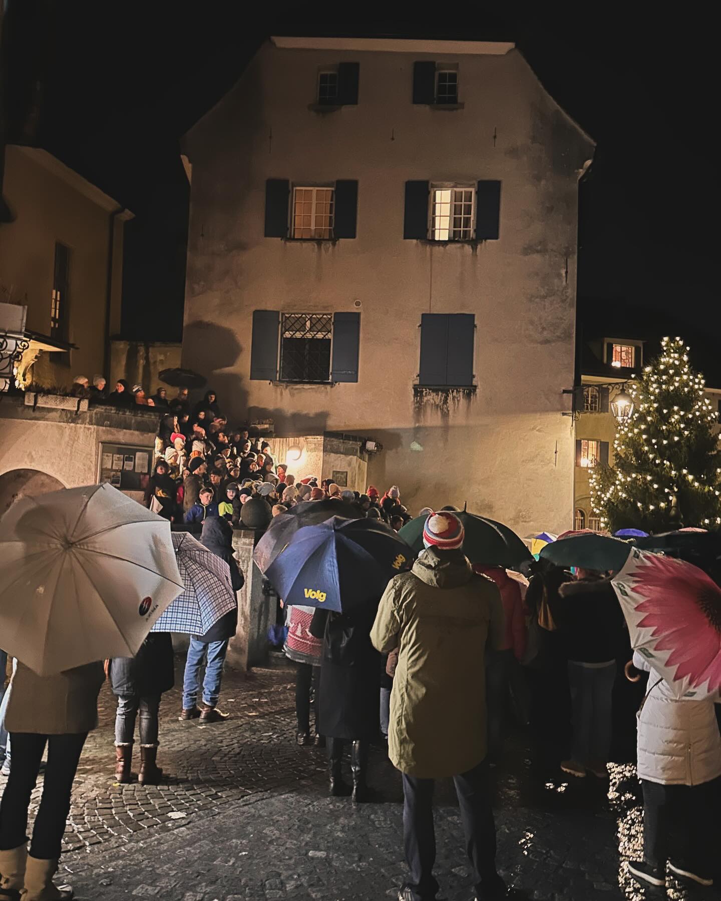 Städtli Wiahnacht - herzerwärmend ❤️ der @hgvmaienfeld wünscht allen frohe und gesunde Weihnachten. Kinder, ihr habt grossartig gesungen, vielen Dank den Schulen Maienfeld. #handelundgewerbe #schulenmaienfeld #froheweihnachten🎄 #apero #cheers