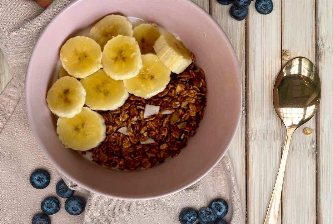 Crunchy perfection in a bowl! 🌰 Start your day with our irresistible granola breakfast bowl🫶🏼