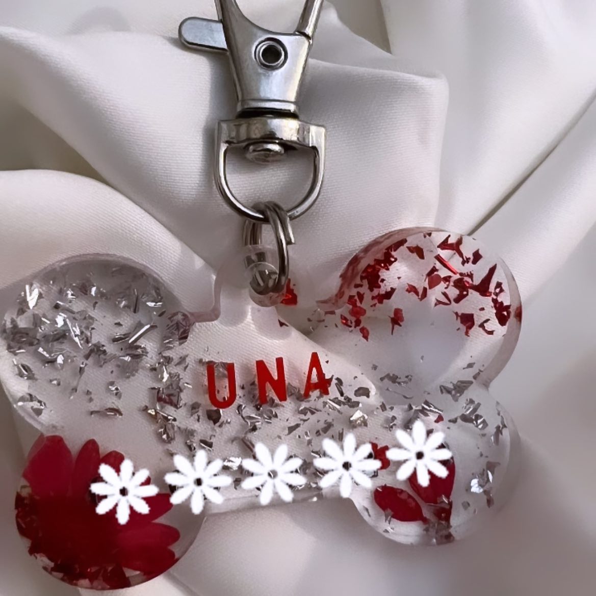 Médaillon pour animaux entièrement personnalisable 🐕 , selon vos gouts et vos envies du moment ❤️
Modèle gros os 🦴
Des paillettes, des fleurs séchées, des inclusions diverses et variées pour les quelles vous avez le choix 🌸
#prettyshopdog #chiens #chats #animalerieenligne #resineepoxy #resine #résine #os #chien #chat #animaux #medaille #medaillechien #medaillon #instadogs #instadog