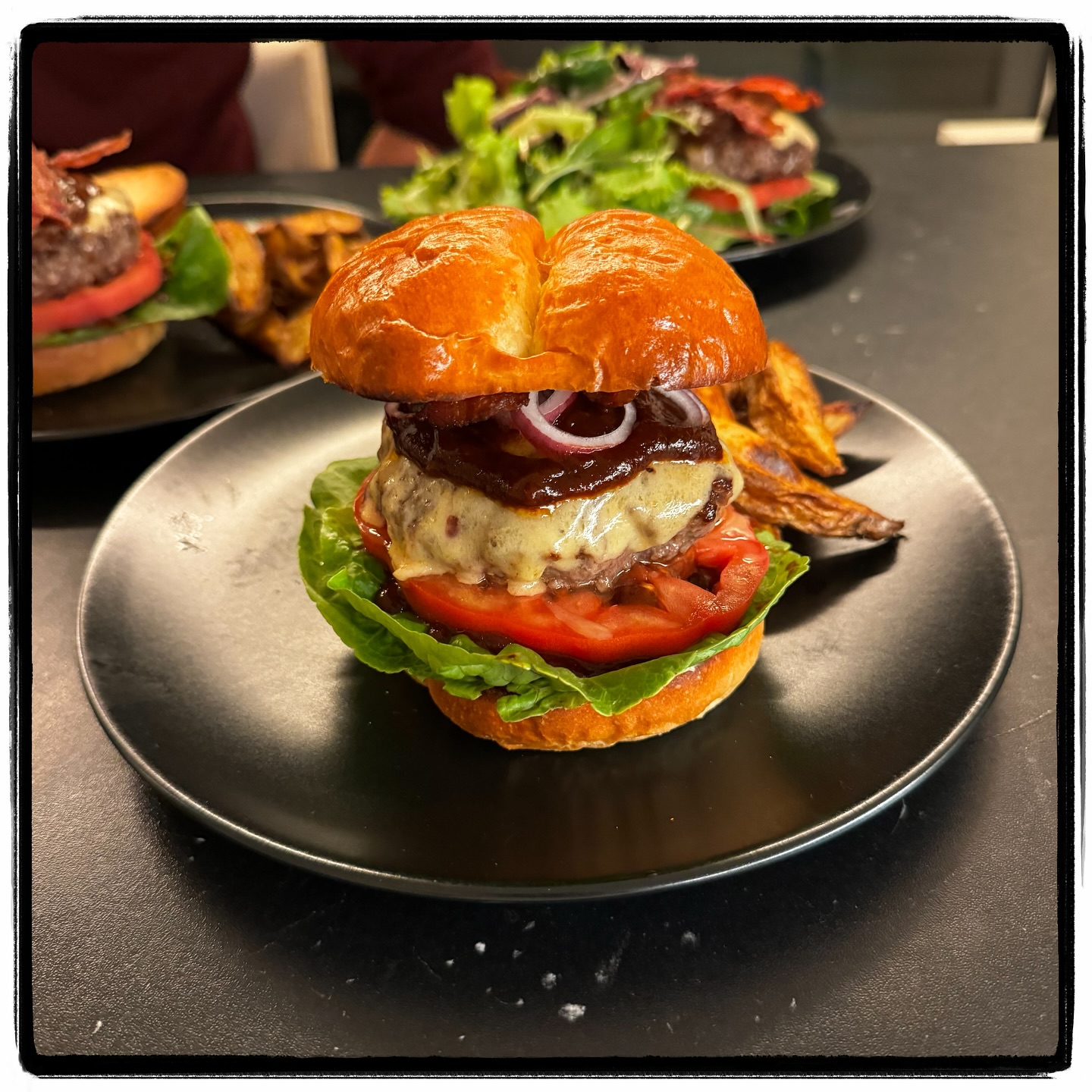 #maincourse was a truly original homemade #guinness burger bursting with flavor! The patty was infused with Guinness for a unique depth, topped with a smoky #BBQsauce made with the same dark brew, and served alongside irresistible homemade paprika potato wedges. #foodieheaven We paired it with this #barolo by Tenuta Cappalloto in a little corner of Serralunga d’Alba in Piedmont.
#homemadeburger #guinnesslover #potato wedges #comfortfood #dinnerparty #getinmybelly #instafood