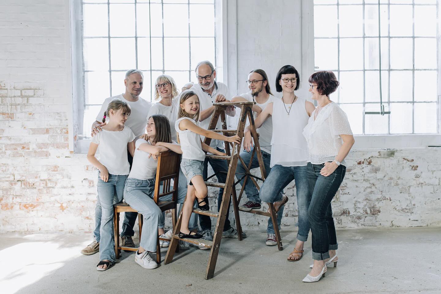 Zwischen Baustellenromantik und Familienaktion 🏗️💛
Im Fotoloft Zittau wird aktuell noch gebaut, aber das hat uns nicht davon abgehalten, diese besonderen Familienmomente festzuhalten. Mit 9 Köpfen voller Lachen, Liebe und einem Hauch von Abenteuer haben wir den einzigartigen Lost Place-Charme eingefangen.
Jeder Winkel, jeder Lichtstrahl – hier entstehen Fotos, die Geschichten erzählen.
Erfahre mehr unter www.fotoloft-zittau.de oder www.blueberry-photoart.de.