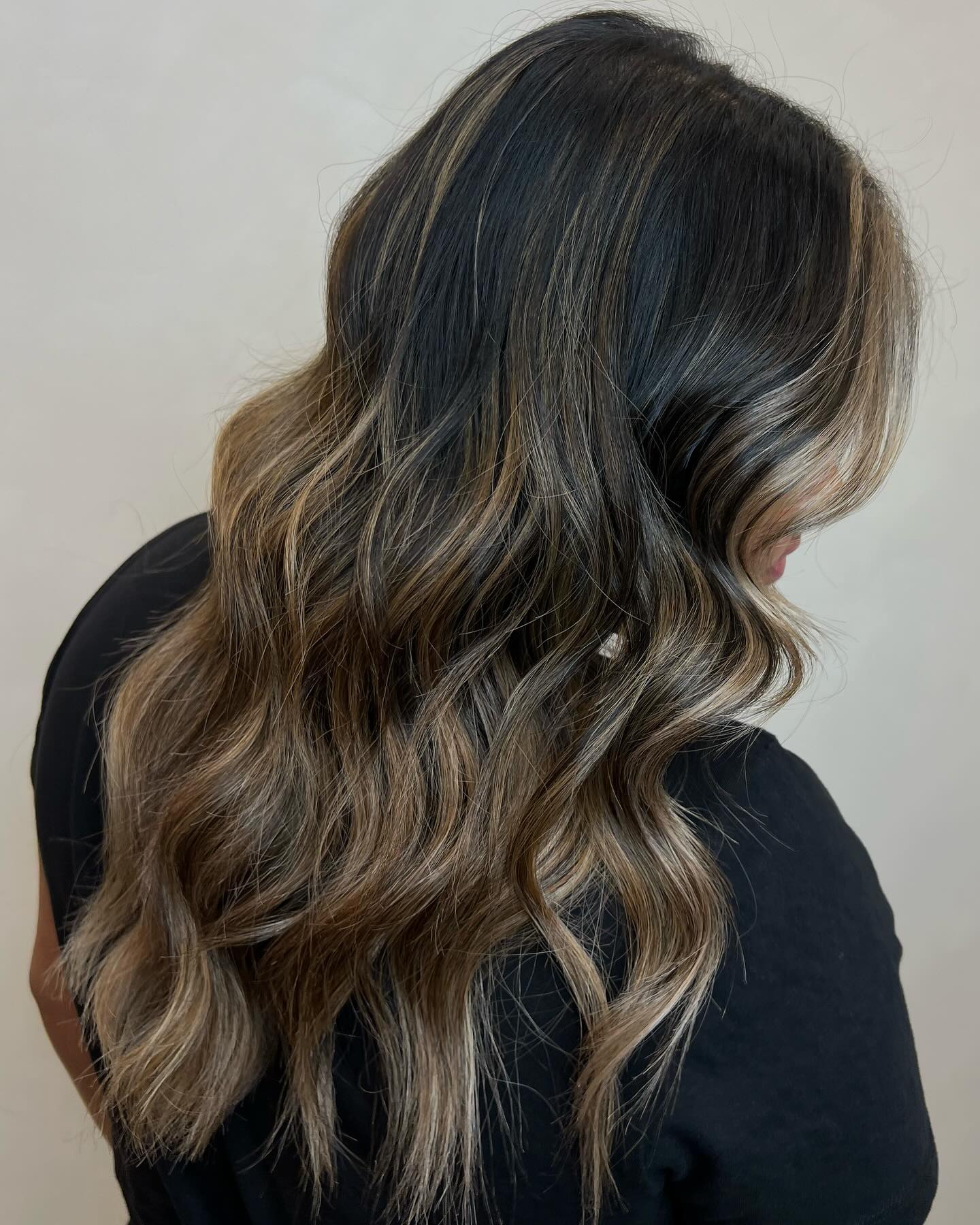 a hint of honey 🍯 our lovely, loyal client drove over 1.5 hours to bring a bit of sunshine into her ends with a balayage by caroline, @wingerd.beauty!
once you go caroline, you never go back ✨
#hair #balayage #hairsalon #hairstylist #baltimorehair #baltimorehairstylist #marylandhairsalon #hairtransformation #haircolor #hairstyle Maryland hair salon