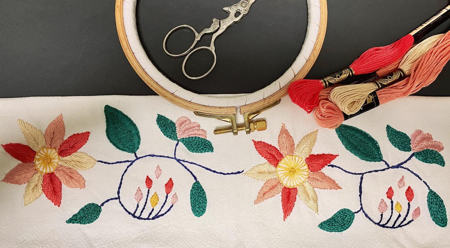 🌸 Finie après plus d’un an. Elle mérite plus qu’une story quand même. Faire, défaire et refaire. Parce qu’elle faisait partie d’un projet plus grand et que j’ai raté le coche (travail, travail). Elle reste maintenant sur son rectangle blanc mais j’imagine un jour lui trouver un bel espace sur un vêtement ou qu’elle rejoigne les autres broderies de la Maison des Femmes de Schaerbeek (comme initialement prévu).
#broderie #atelierbroderie #embroidery #flowerembroidery #dmcthreads #indianpattern