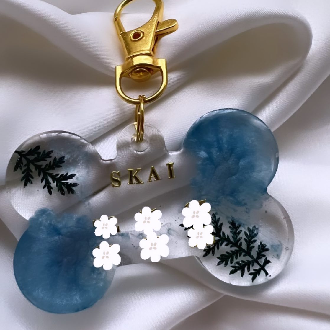 Médaillon pour animaux entièrement personnalisable 🐕 , selon vos gouts et vos envies du moment 💙
Modèle gros os 🦴
Des paillettes, des fleurs séchées, des inclusions diverses et variées pour les quelles vous avez le choix 🌸
#prettyshopdog #chiens #chats #animalerieenligne #resineepoxy #resine #résine #os #chien #chat #animaux #medaille #medaillechien #medaillon #instadogs #instadog