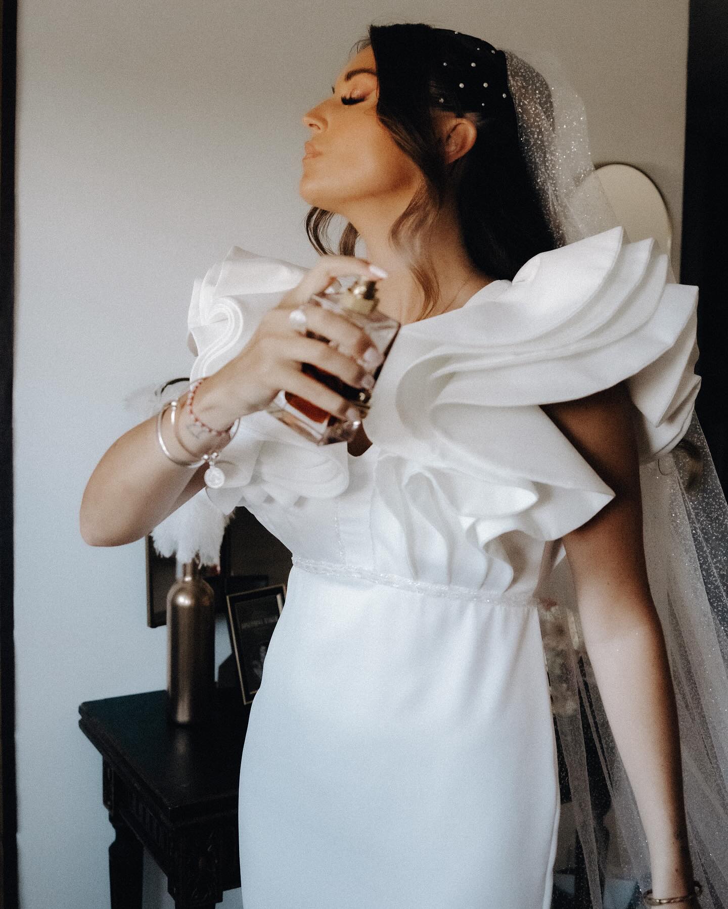Un petit aperçu des préparatifs de Léa ❤️🔥
•
Mua : @dunn_makeupartist
Hair : @powline_coiffure_
Lieu : @chateaubalac