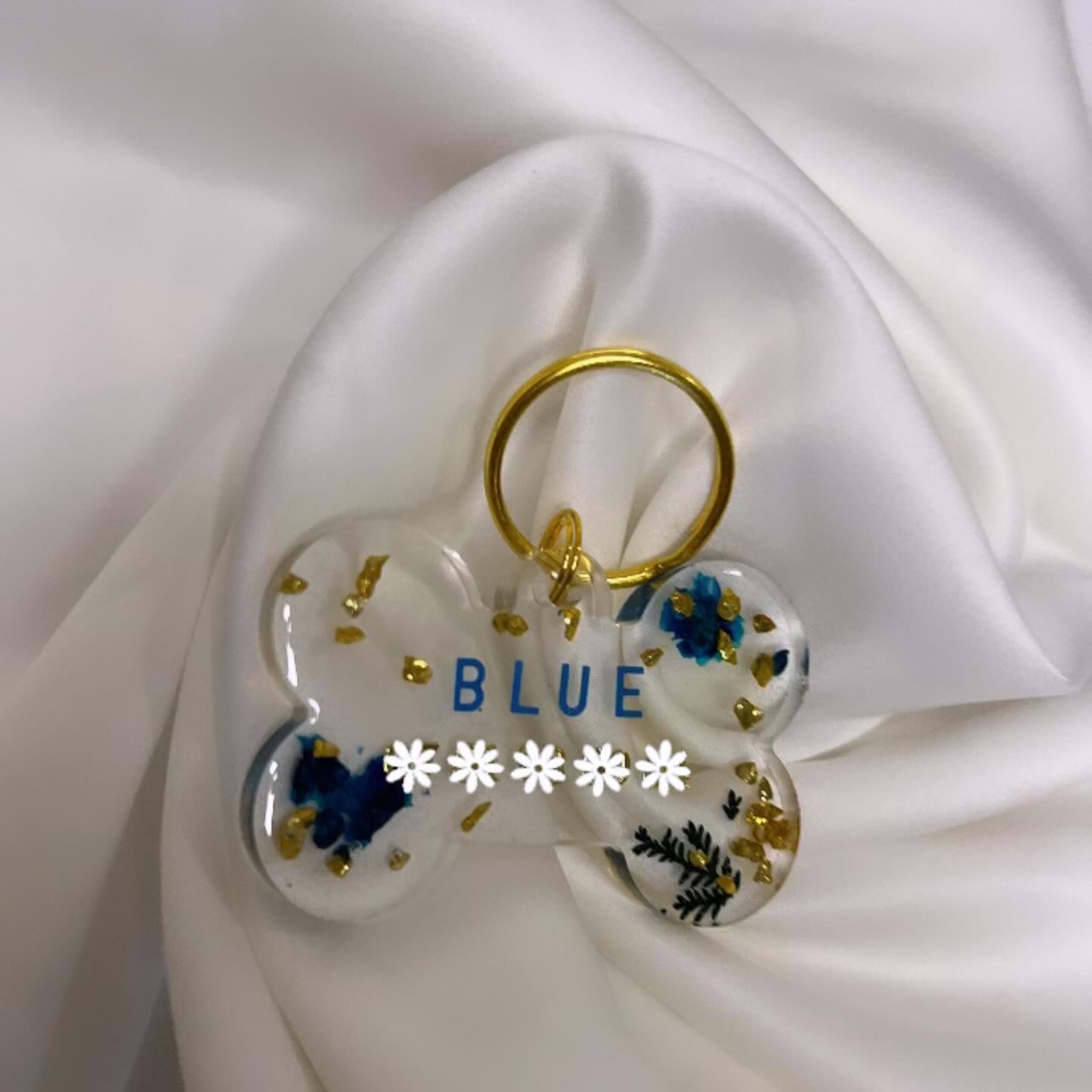 🔗🌸 Médaillon pour animaux entièrement personnalisable 🐕 , selon vos gouts et vos envies du moment 💙
Modèle gros os🦴
Des paillettes, des fleurs séchées, des inclusions diverses et variées pour les quelles vous avez le choix 🌸
#prettyshopdog #chiens #chats #animalerieenligne #resineepoxy #resine #résine #os #chien #chat #animaux #medaille #medaillechien #medaillon #instadogs #instadog