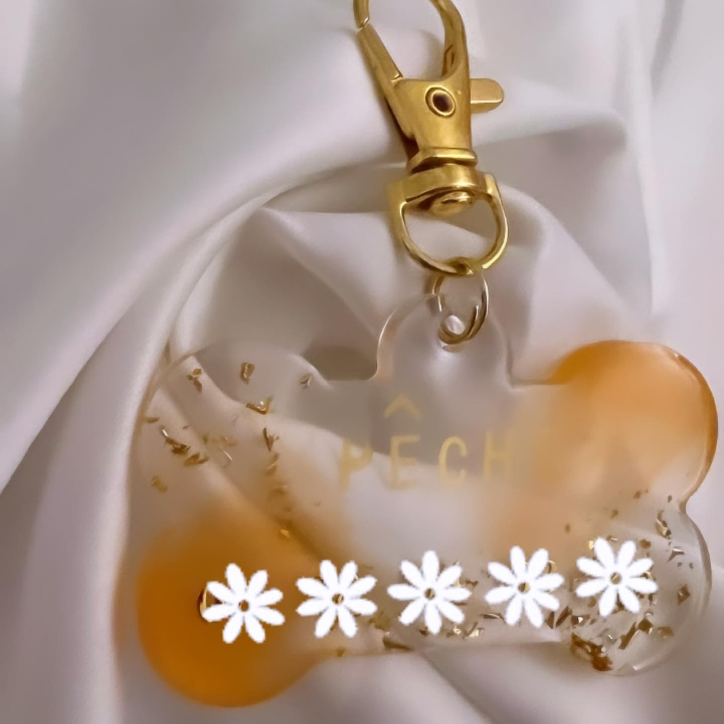 Médaillon pour animaux entièrement personnalisable 🐕 , selon vos gouts et vos envies du moment 🧡
Modèle gros os 🦴
Des paillettes, des fleurs séchées, des inclusions diverses et variées pour les quelles vous avez le choix 🌸
#prettyshopdog #chiens #chats #animalerieenligne #resineepoxy #resine #résine #os #chien #chat #animaux #medaille #medaillechien #medaillon #instadogs #instadog