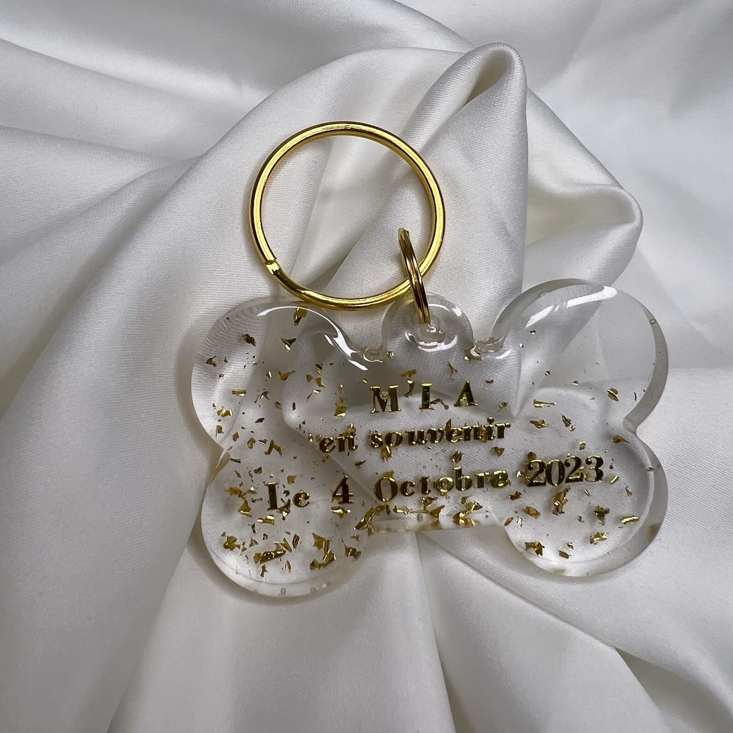 🔗🌸 Médaillon pour animaux entièrement personnalisable 🐕 , selon vos gouts et vos envies du moment 🤍
Modèle gros os 🦴
Des paillettes, des fleurs séchées, des inclusions diverses et variées pour les quelles vous avez le choix 🌸
#prettyshopdog #chiens #chats #animalerieenligne #resineepoxy #resine #résine #os #chien #chat #animaux #medaille #medaillechien #medaillon #instadogs #instadog