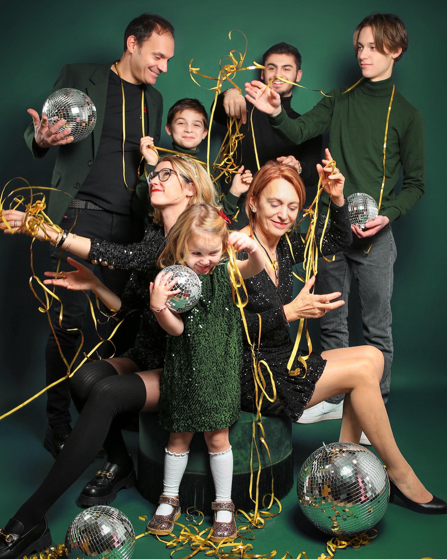 Toute la famille Roguet s’est réunie pour vous souhaiter une merveilleuse année 2024 !
#happynewyear #champagnedevignerons #maisonfamiliale #champagnegrandcru #maillychampagne #bonneannee
📸 : @pinupaddict