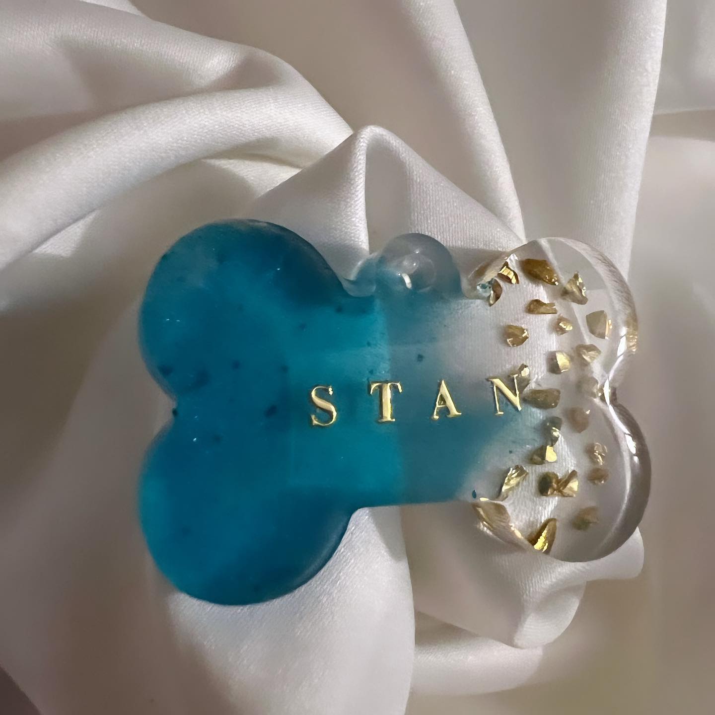 Médaillon pour animaux entièrement personnalisable 🐕 , selon vos gouts et vos envies du moment 💙
Modèle petit os 🦴
Des paillettes, des fleurs séchées, des inclusions diverses et variées pour les quelles vous avez le choix 🌸
#prettyshopdog #chiens #chats #animalerieenligne #resineepoxy #resine #résine #os #chien #chat #animaux #medaille #medaillechien #medaillon #instadogs #instadog