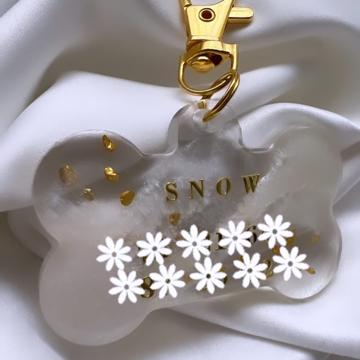 Médaillon pour animaux entièrement personnalisable 🐕 , selon vos gouts et vos envies du moment 🤍
Modèle gros os 🦴
Des paillettes, des fleurs séchées, des inclusions diverses et variées pour les quelles vous avez le choix 🌸
#prettyshopdog #chiens #chats #animalerieenligne #resineepoxy #resine #résine #os #chien #chat #animaux #medaille #medaillechien #medaillon #instadogs #instadog