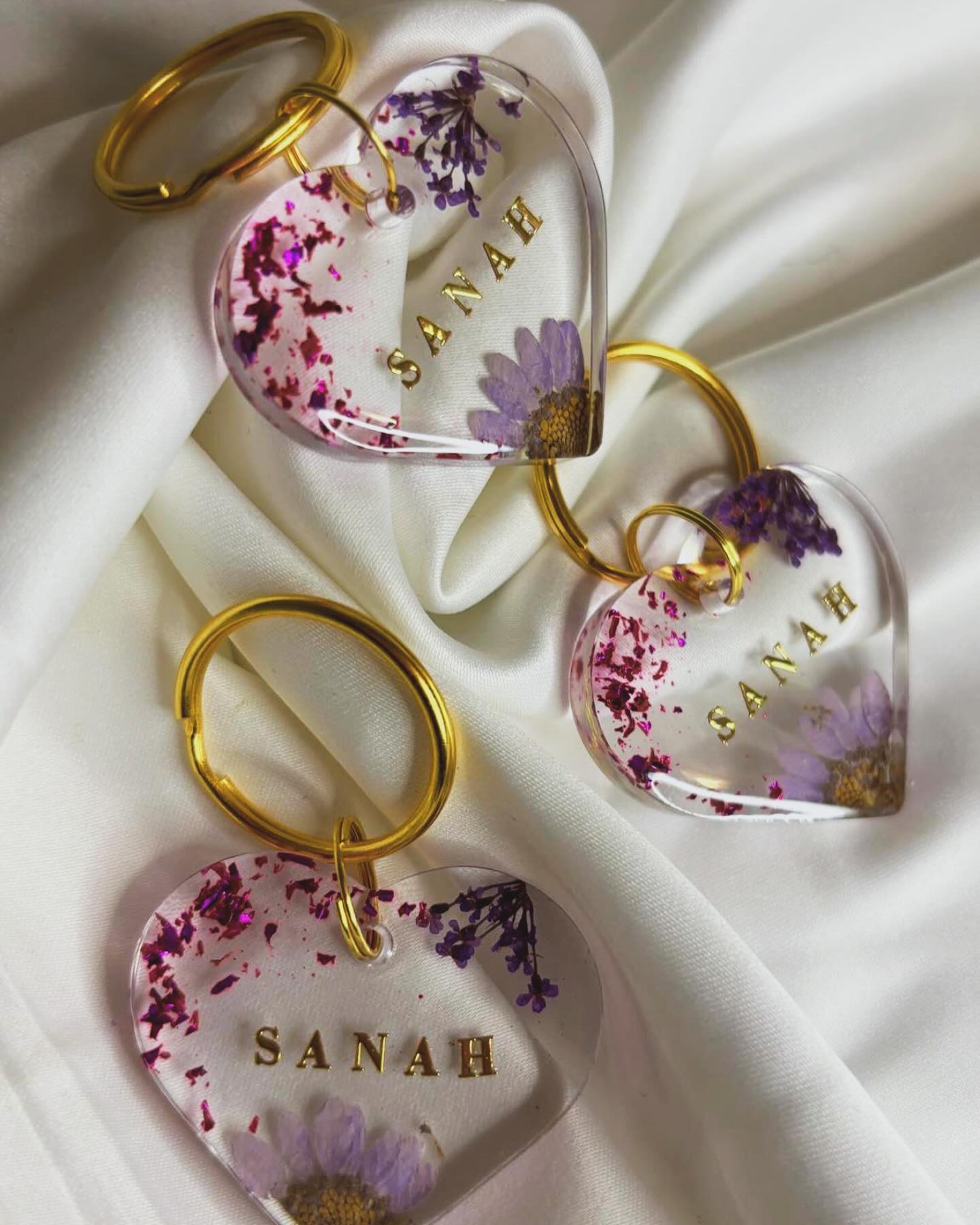 🔗🌸 nouveauté !! Médaillon pour animaux entièrement personnalisable 🐕 , selon vos gouts et vos envies du moment 🤍
Nouveau modèle cœur ❤️
Des paillettes, des fleurs séchées, des inclusions diverses et variées pour les quelles vous avez le choix 🌸
#prettyshopdog #chiens #chats #animalerieenligne #resineepoxy #resine #résine #os #chien #chat #animaux #medaille #medaillechien #medaillon #instadogs #instadog