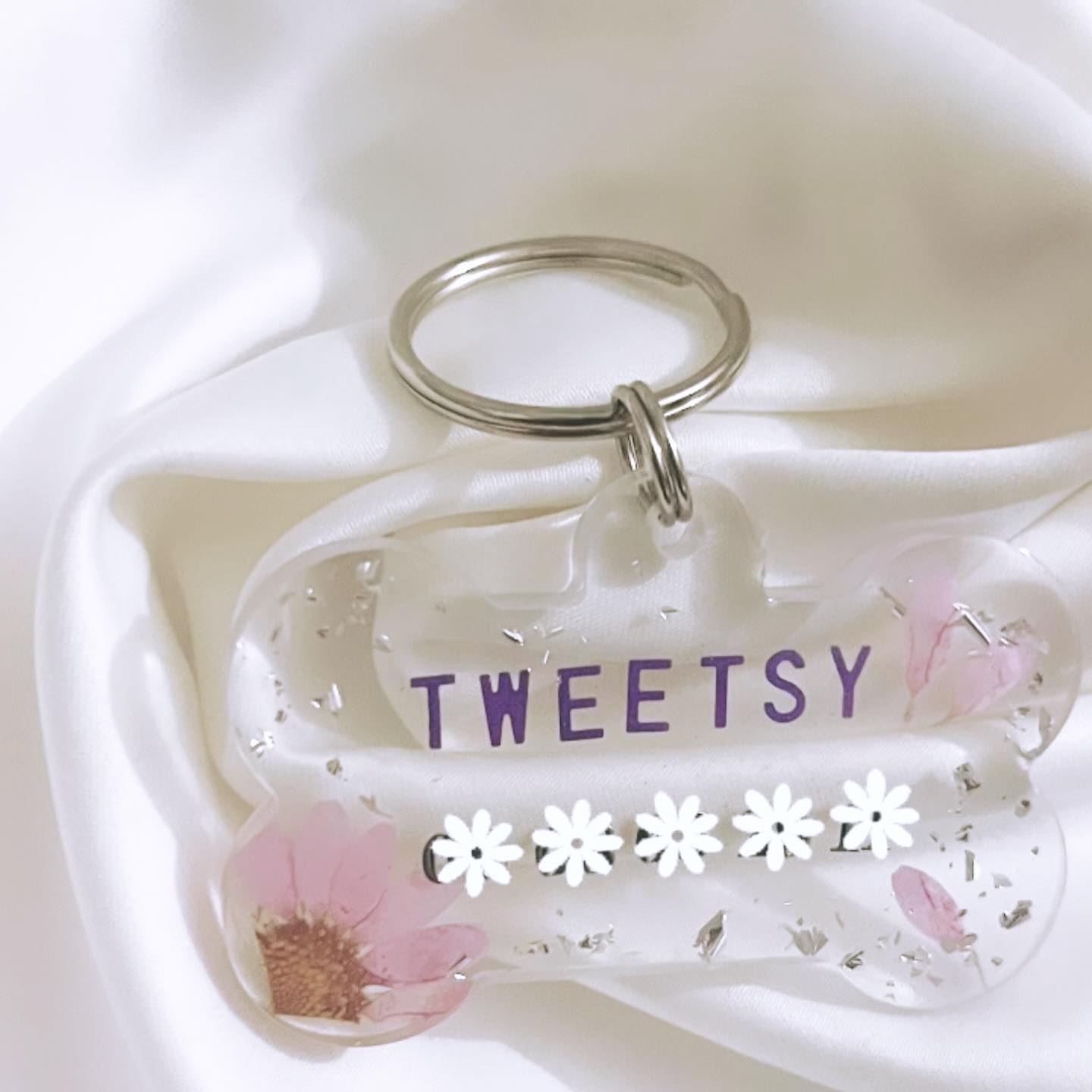 🔗🌸 Médaillon pour animaux entièrement personnalisable 🐕 , selon vos gouts et vos envies du moment 💜
Modèle gros os 🦴
Des paillettes, des fleurs séchées, des inclusions diverses et variées pour les quelles vous avez le choix 🌸
#prettyshopdog #chiens #chats #animalerieenligne #resineepoxy #resine #résine #os #chien #chat #animaux #medaille #medaillechien #medaillon #instadogs #instadog