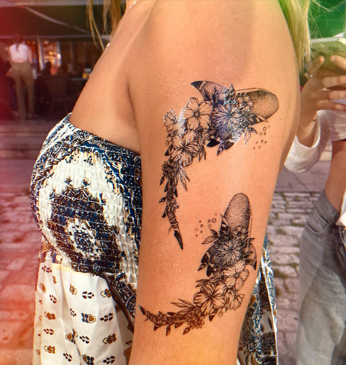 Des requins fleuris aux jeudis de Nîmes ! #jeudisdenimes #poptattoo #tatouagetemporaire #tatouageephemere