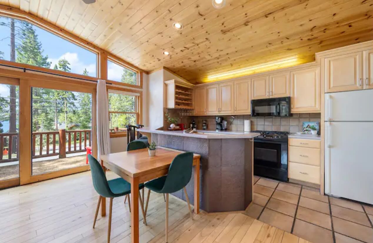 Your comfort is our priority. Our professional cleaning team ensures that every stay is spotless and welcoming.
#shortrentals #airbnb #b2b #turnover #cleaners #reno #laketahoe