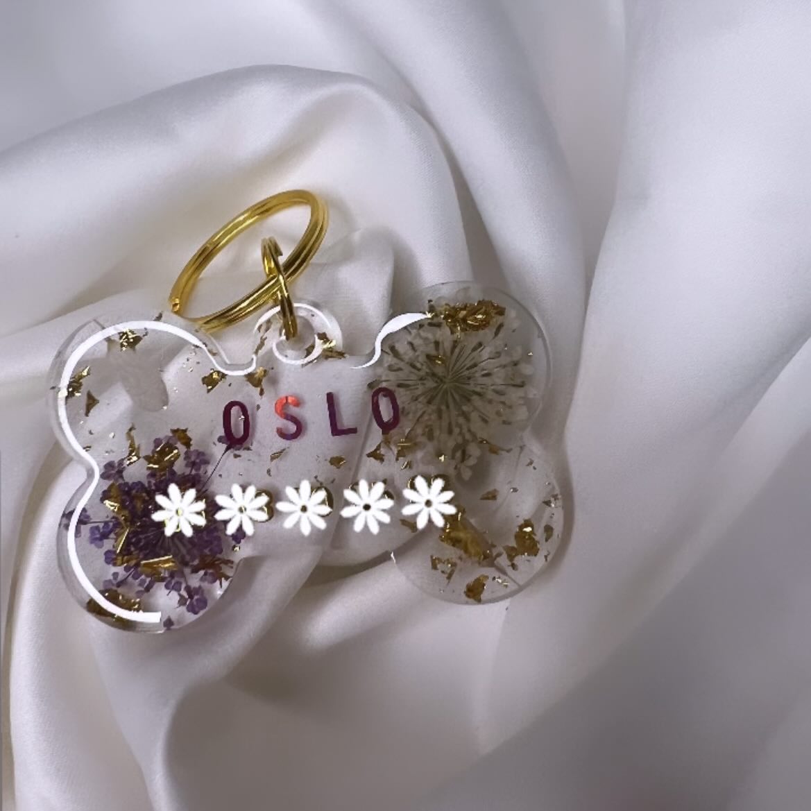 🔗🌸 Médaillon pour animaux entièrement personnalisable 🐕 , selon vos gouts et vos envies du moment 💜🤍
Modèle gros os 🦴
Des paillettes, des fleurs séchées, des inclusions diverses et variées pour les quelles vous avez le choix 🌸
#prettyshopdog #chiens #chats #animalerieenligne #resineepoxy #resine #résine #os #chien #chat #animaux #medaille #medaillechien #medaillon #instadogs #instadog