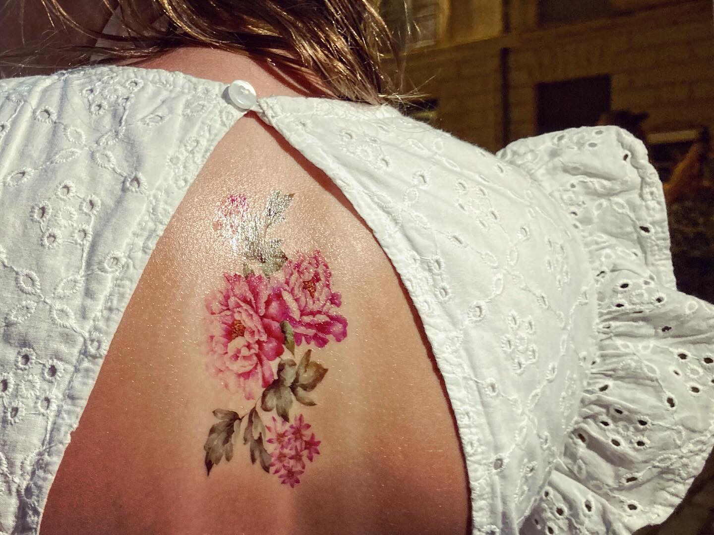 Dernier « Jeudis de Nîmes » ce soir ! Dernière chance de se faire un petit plaisir Tattoo avant la rentrée ! #poptattoo #tatouageephemere #tatouagetemporaire #tatouage fleur 🌸