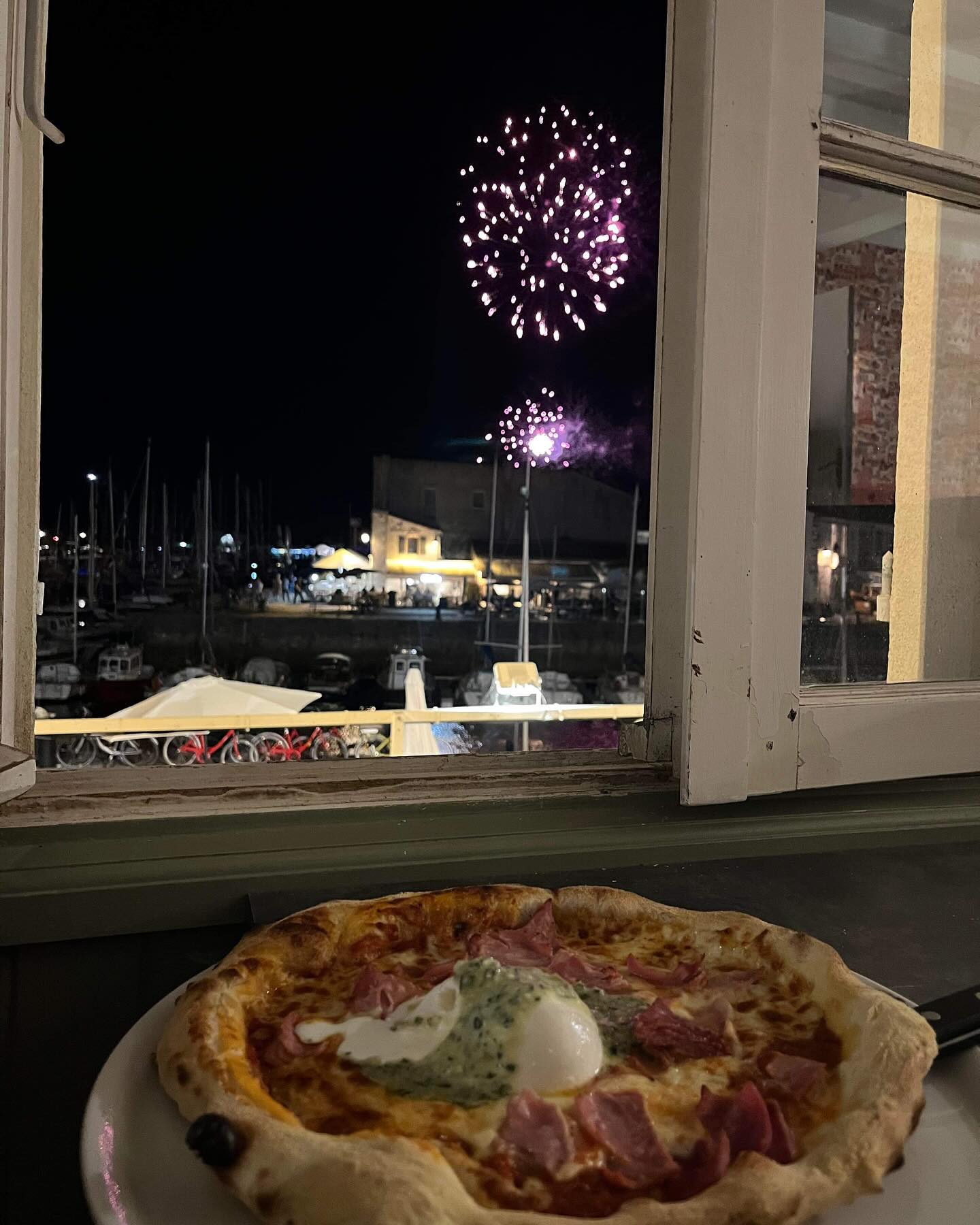 Quelle belle soiree du 15 août , regarder ce magnifique feu d’artifice en mangeant une bonne pizza , que demander de plus ???
Merci à tous de votre visite et rendez vous aujourd’hui pour toutes les personnes qui n’ont pas pu avoir la chance d’avoir une place ce soir 👌👌
#saintmartinderé #iledere #ilederetv #ilederetourisme #ilederé #pizza #pizzatime #pizzalover #pizzaria #italianfood