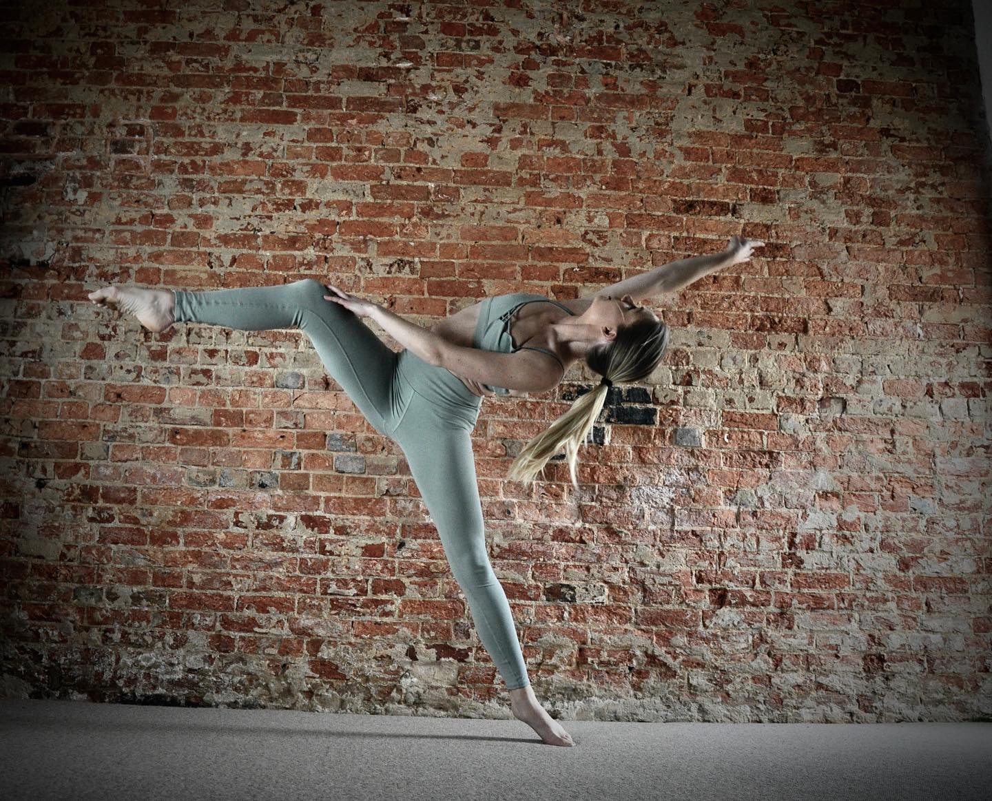 Join me for Ballet Beginner at @pdsw_org Mondays 8:30-9:30pm 🩰 #pdsw #ballet #beginner #bournemouth