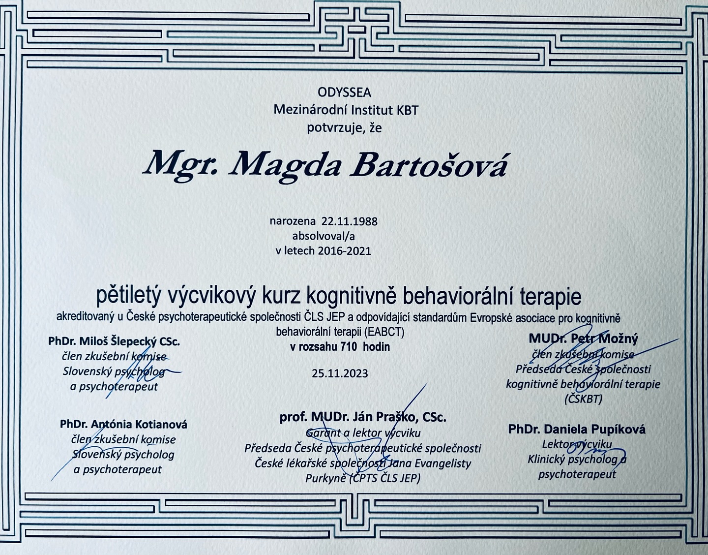 Vážení a milí, včera jsem zakončila svůj sedmiletý příběh. Pětiletý #psychoterapeutickyvycvik #kbt . Výcvik se řadí svými nároky na splnění k těm náročnějším v Česku. Nebyla to vůbec jednoduchá cesta, ale jsem #stastna , že jsem se na ni vydala. Absolvování zkoušky jsem si o dva roky odložila, mezi tím se mi narodila #dcera a věnovala jsem se přípravě na tento #den . No a včera … #sensestalskutecnosti 🥳. Děkuji všem podporovatelům ♥️. Vím, že to se mnou nebylo lehké, obzvlášť v posledních dnech 🤭. Tento #narozeninovydarek byl fakt zasloužený. Tak jo, jdu to všechno vstřebat a zase brzo ahoj 🤚.