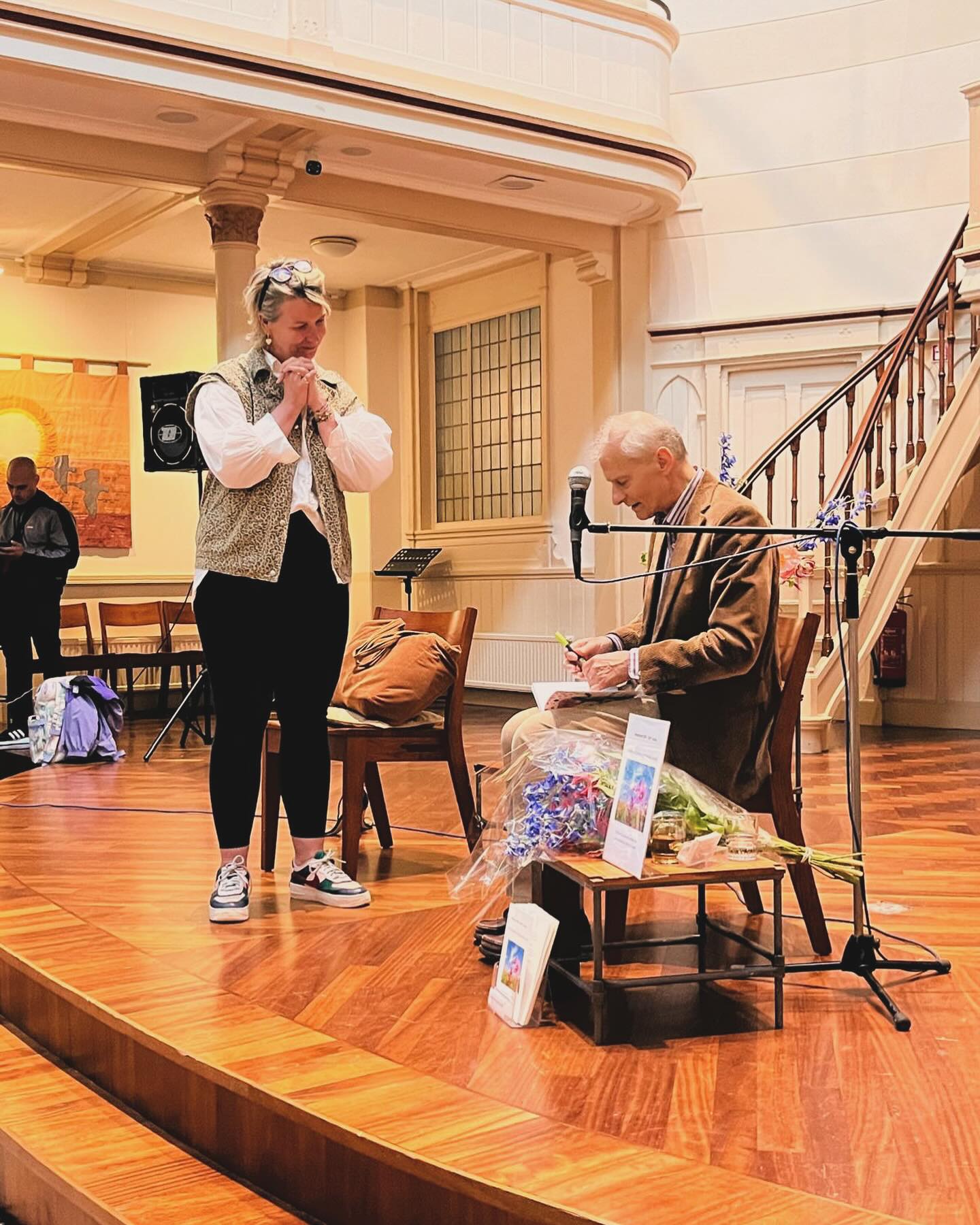 Inmiddels 10 maanden zonder alcohol. Wat een cadeau aan mezelf is dat.
Ik vertrouw mezelf en voel me enorm sterk. Ik stel mezelf niet steeds teleur door afspraken niet na te komen omdat ik een kater heb of omdat het nu echt even niet uitkomt.
Om echt je authentieke zelf te zijn in deze wereld is de grootste uitdaging van het leven. Bizar toch? Waarom zou je niet jezelf zijn? Dan ben je echt op je mooist✨ dat geeft ook rust want je hoeft niet meer te doen alsof. De alcohol hield mij weg van mijn authentieke zelf, hield mij klein. Hield mij gevangen in mijn eigen kleine negatieve gedachtes. Hield mij weg van mijn ware grootsheid.
Hield mij weg van mijn missie om te kiezen voor liefde ipv angst.
Nu voel ik mij steeds vrijer,
vrij om echt te mogen zijn wie ik ben. En ik vind mijzelf steeds leuker worden. Stap voor stap op naar een mooiere lieve wereld waar iedereen echt kan zijn💕 op naar Wonderland. Je leven gaat veranderen als je besluit niet meer te drinken want alcohol zit zo enorm verweven in onze maatschappij.
Overal is alcohol. Dat is echt een eyeopener om dat te beseffen. Ik kan je wel vertellen dat stoppen met alcohol je zoveel gaat brengen dat het echt dubbel en dwars waard is. Mijn huid is zoveel mooier, ik ben blijer en ik voel mij vrij om iedere keuze te maken die goed is voor mij. Ik slaap echt zoveeeel beter. Ik ben heel scherp. Ik heb zoveel meer tijd voor dingen die ik al zo lang wilde doen.
Allemaal pure winst zou mijn boksleraar zeggen…
Alvast een goed weekend! Proost op Wonderland
Foto is genomen door @alice_fokkelman met mijn held Koos Janson van de Cursus in Wonderen.