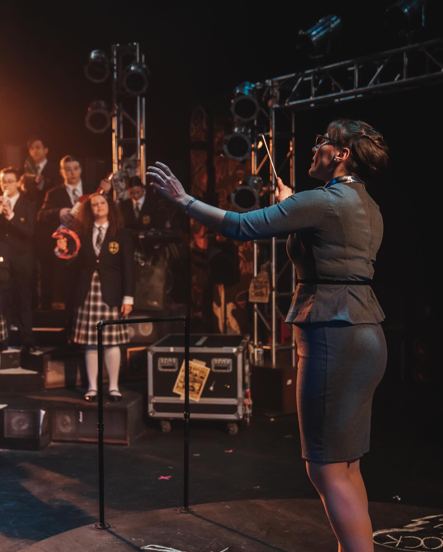 FOUR MORE CHANCES to see me rule the roost as Rosalie Mullins in #schoolofrock @themediatheatre !!! This show is great, and I’m so thrilled to be a part of this show. 🎸🤘🏻
📸: @joegrasso_photography
Director: @nickhrutkay
Choreographer: @choreator