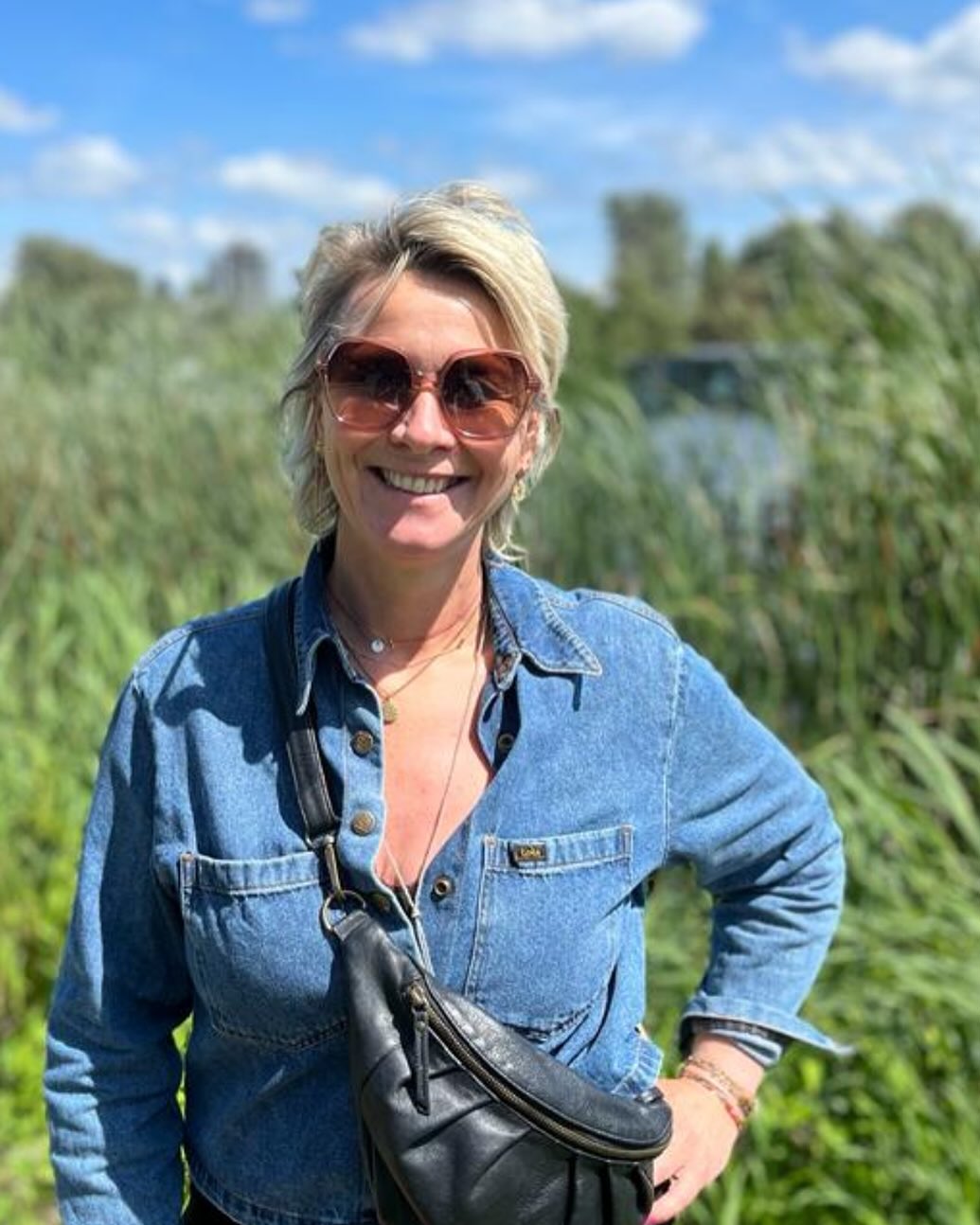 Lieve vrouwen
Ik nodig je van harte uit voor mijn Sisterhoods op:
Zondag 3 november
van 16.00u-18.45u
En op
Zondag 22 december
Van 10.30u -13.00u
Locatie:
de Ruimte in Amstelveen
Prijs:
25 euro per Sisterhood. Wil je beide Sisterhoods bijwonen betaal je ipv 50 euro 45 euro.
Tijdens de Sisterhood op zondag 3 november zullen we vooral het thema” nee zeggen” gaan verkennen.
Leren om grenzen te stellen en voor onszelf op te komen is essentieel.
De Sisterhood is een safe space waarin we onze ervaringen en inzichten kunnen delen.
Laten we samen groeien en elkaar ondersteunen.
Sisterhood op zondag 22 december: Midwinter/Yule
Op zondag 22 december vieren we Midwinter, oftewel Yule, de langste nacht van het jaar.
Na deze dag zullen de nachten weer korter worden en de dagen langer. Dit is een prachtig moment om stil te staan bij de overgang naar het licht.
Met de drukte van de aankomende kerst zijn familie en verbinding een mooi thema om bij stil te staan. Laten we samen reflecteren op wat deze tijd van het jaar voor ons betekent en ons omarmen met warmte en saamhorigheid.
We gaan weer naar het licht toe, en dat is iets om te vieren!
Ik zie je graag bij een van de twee Sisterhoods.
Aanmelden stuur mij een PB
Liefs Mirjam