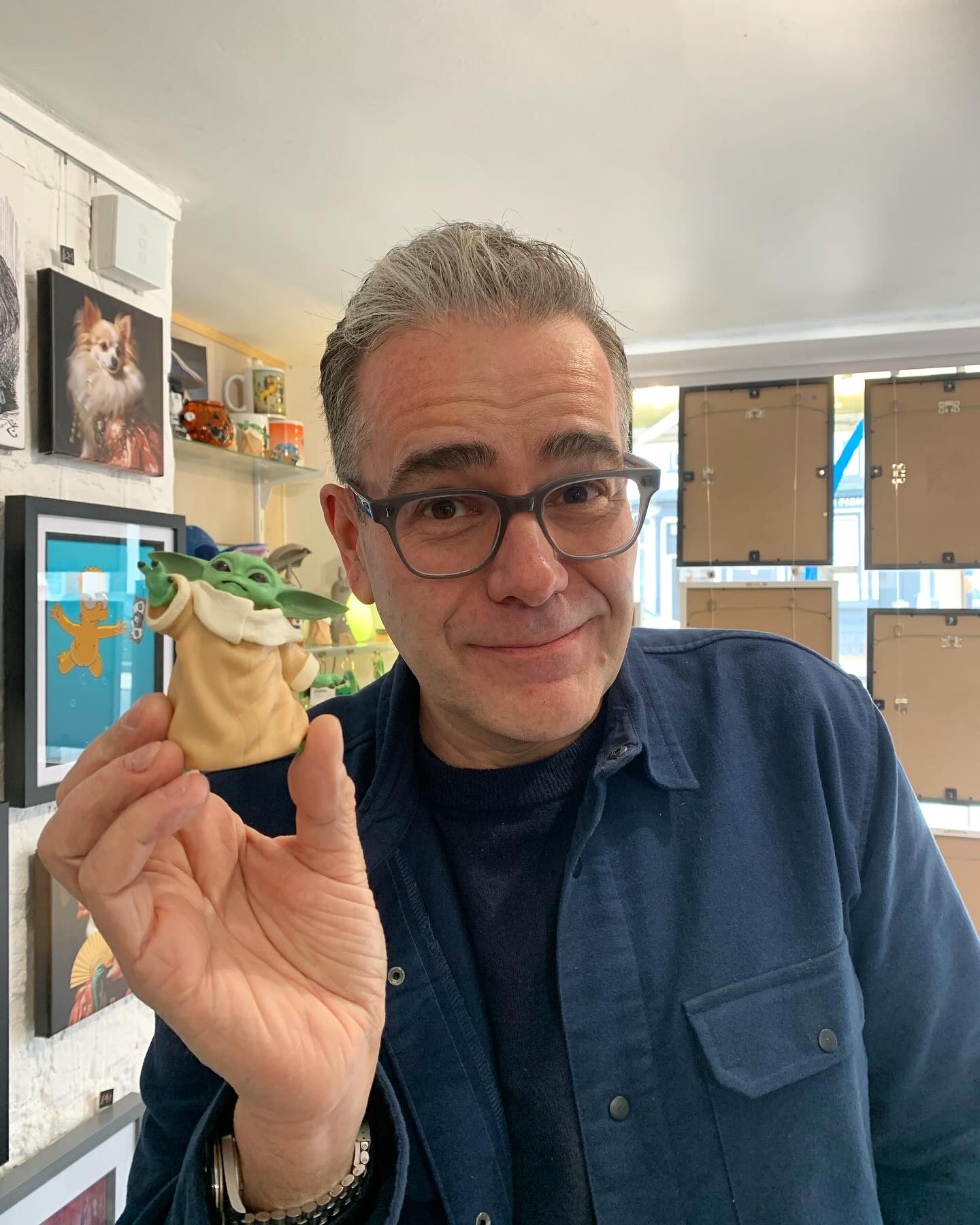 No other than the creator of Baby Yoda-Grogu-came into the gallery! Of course I just had to take this shot…Thank you Hayden!😀
#babyyoda #grogu #animationart #honiton #tintinart