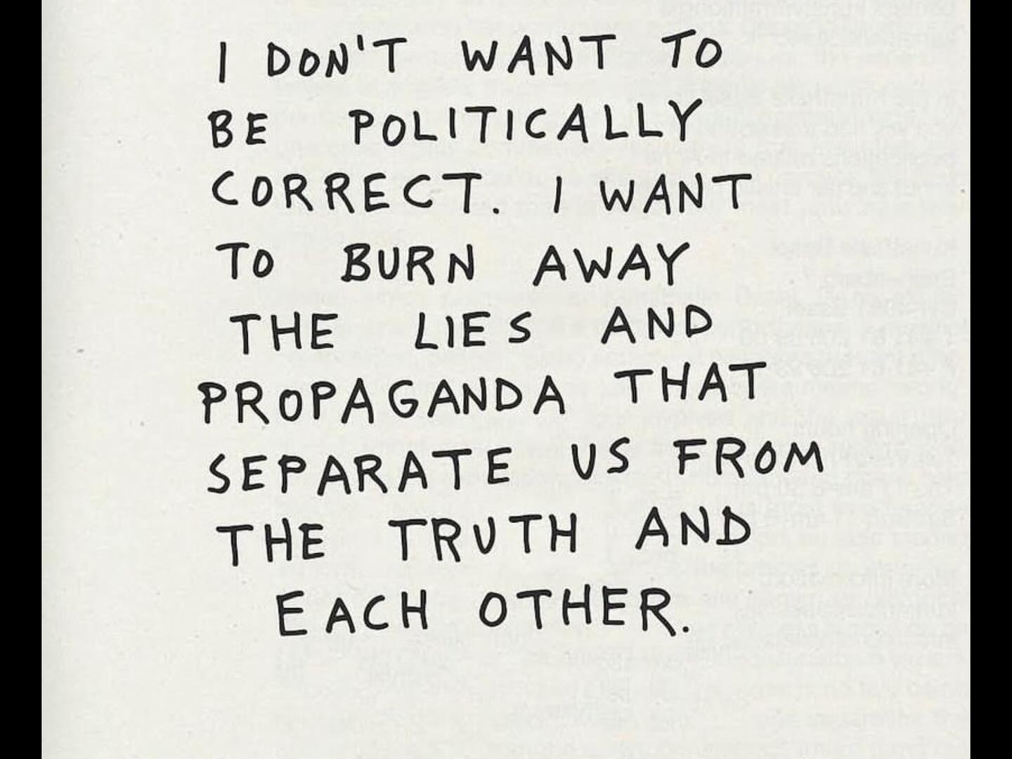 “NIET DRINKEN IS SAAI “ Het idee dat niet drinken saai is, is echt een misverstand. Dat weet ik inmiddels na 13 maanden zonder alcohol. Juist in een maatschappij die zo gericht is op alcohol, is het juist spannend en inspirerend om voor jezelf te kiezen en om niet mee te doen.
De echte saaie gesprekken na een paar glazen wijn gaan toch vaak over dezelfde onderwerpen: verbouwingen en hoe moeilijk het is om echt goede mensen te vinden dus je daardoor nog langer op je nieuwe keuken moet wachten. Of over vakantieplannen en over de schoolkeuze van je kinderen en dat hij of zij straks een tussenjaar neemt. Lekker algemeen dus..
Sinds ik niet meer drink, kies ik bewust voor meer verbinding en voor mij interessantere gesprekken. Ik praat liever over de zin van het leven, wat anderen drijft in het leven, waar spring jij je bed voor uit? of ik ga gewoon lekker dansen. Die keuze kan ik maken. Dat geeft mij vrijheid.
Saaiheid is dus maar hoe je het zelf bekijkt.
Altijd wakker worden met een kater na een avond saaie gesprekken of fris op staan na een avond doorgebracht te hebben met een bruistablet ipv een zuigtablet.
Ik weet wel wat ik zou kiezen..