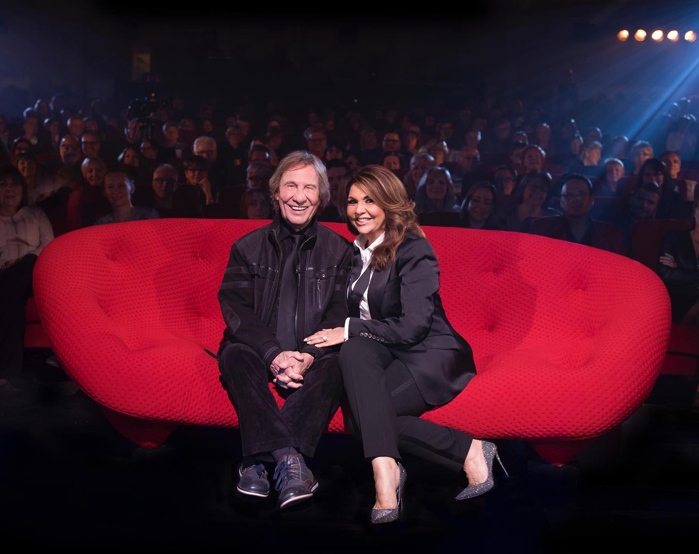 EMISSION SPÉCIALE ANIMÉE PAR SONIA BENEZRA -TVA Jeudi le 2 Mai a 21h TOUT LE MONDE AIME…
JEAN -PIERRE FERLAND🙏❤️
Merci Jean-Pierre pour ce si beau souvenir…Un vrai cadeau que je partage de tout cœur avec tes fans fidèles..
“Quand on aime on a toujours 20 ans”…
On t’aimera toujours xx #jeanpierreferland #soniabenezra #tva