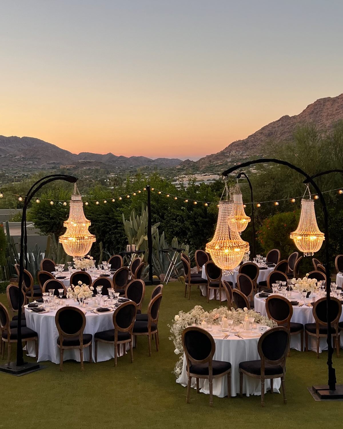 Stunning views! ✅ Gorgeous evening! ✅ Amazing tables! ✅ Beautiful Couple! ✅ #amymancusoweddings
@amymancusoevents
@sanctuaryweddings
@brighteventrentals
@divinitylighting
@primdesigncompany
@carteblanchedesign
@bbjlatavola